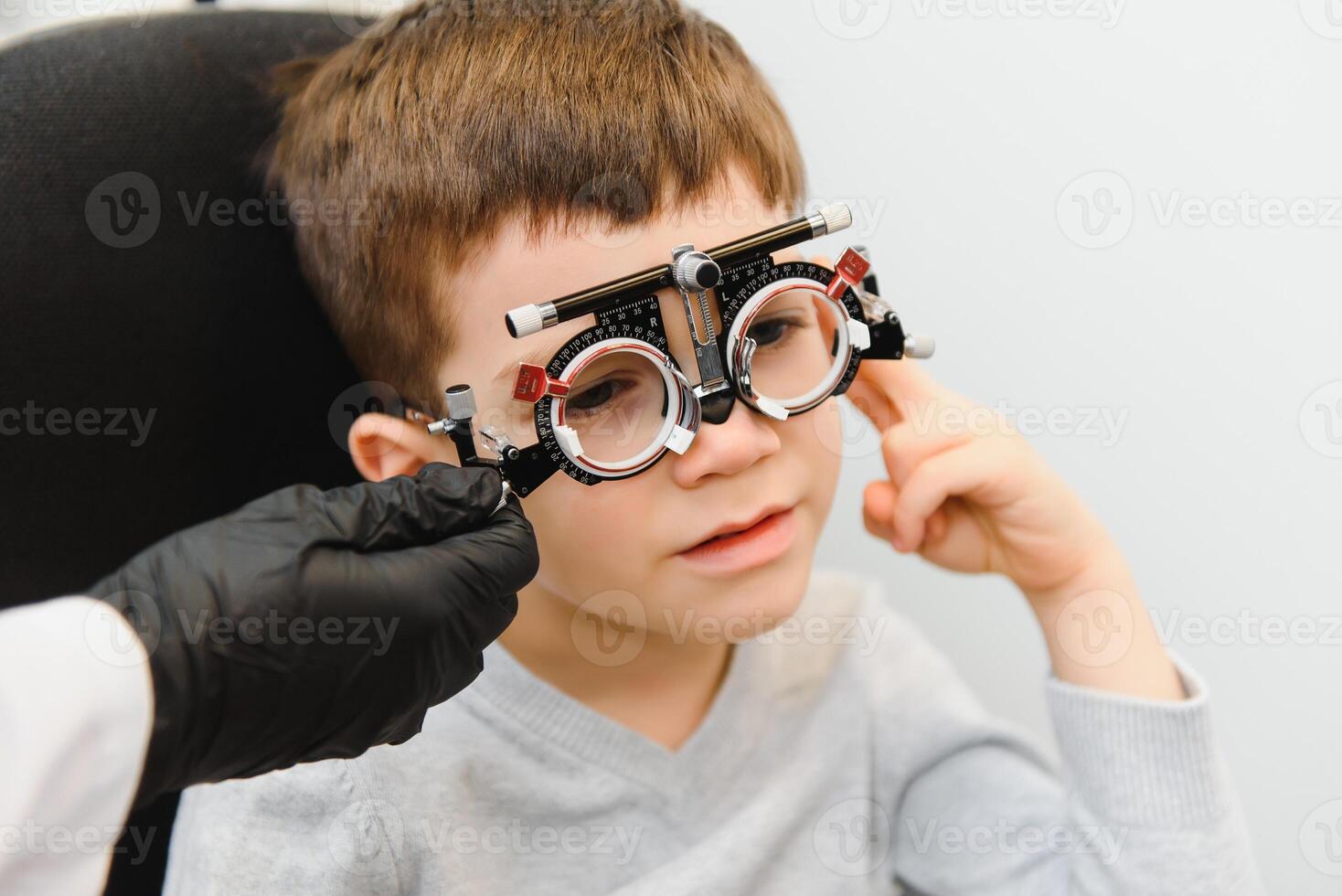 Versuch rahmen. Brille zum ein wenig Junge. Hypermetropie. Fehlsichtigkeit Korrektur mit Brille foto