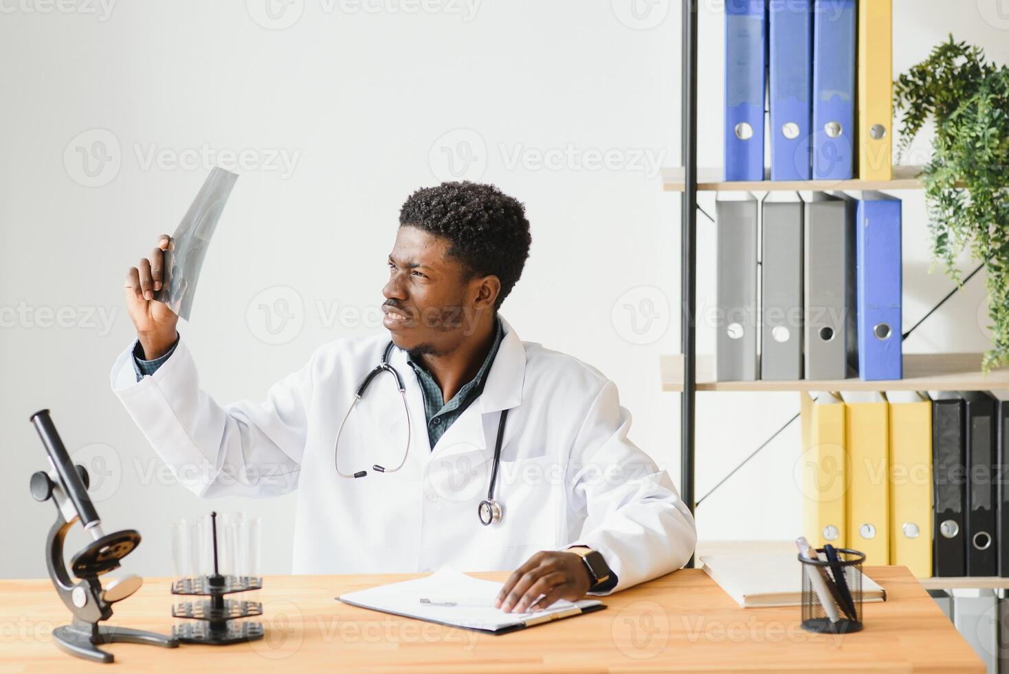 freundlich afrikanisch amerikanisch Arzt im modern Büro. foto
