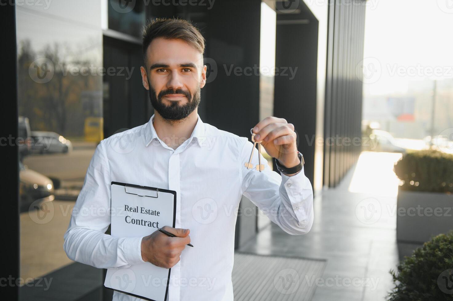 echt Nachlass Agent halten Schlüssel auf verschwommen Hintergrund, Nahansicht foto