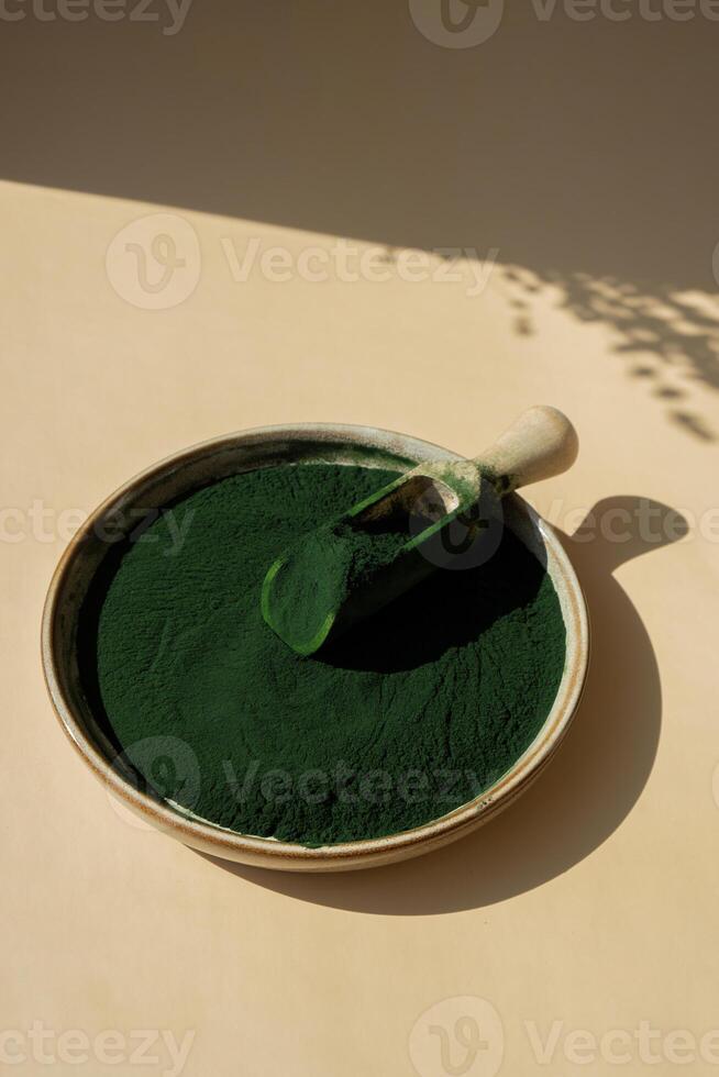 organisch Blau Grün Algen Spirulina Pulver Essen im Teller mit hölzern Löffel. Kopieren Raum zum Ihre Text Gesundheit Leistungen von Spirulina Chlorella. Vitamine und Mineralien zu Diät. Entgiftung Diät Ergänzung Seetang Superfood Konzept foto