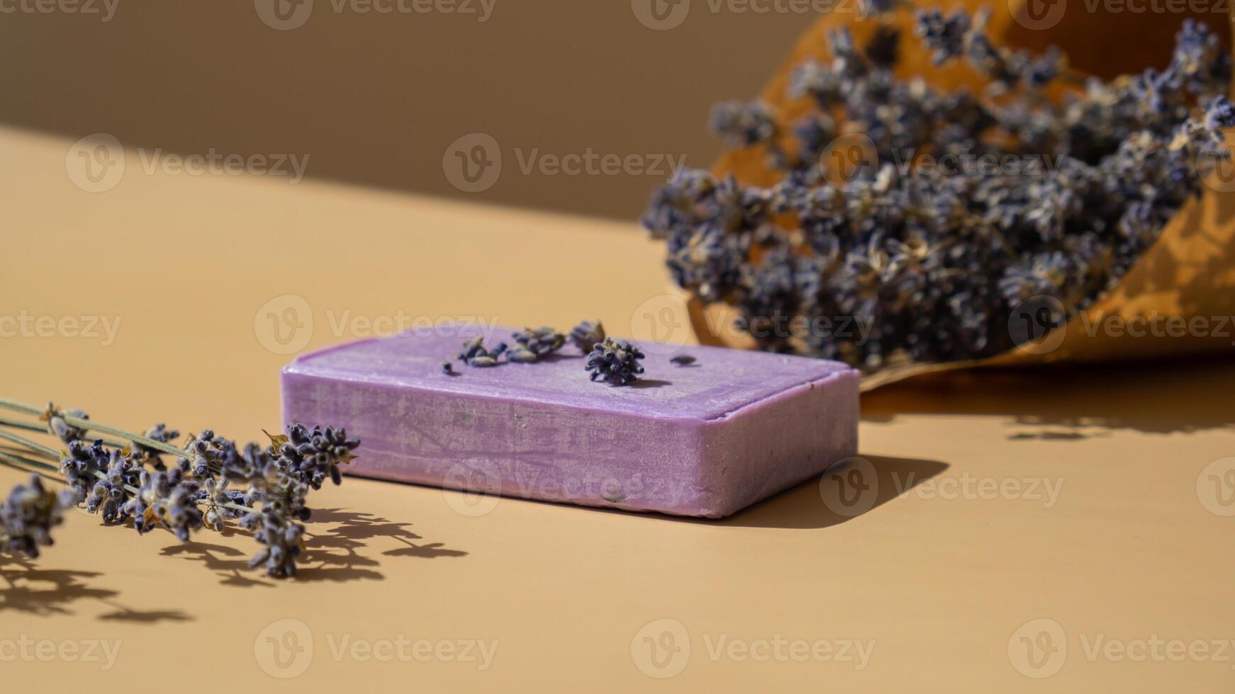 Lavendel Seife auf Beige Hintergrund mit Kopieren Raum zum Ihre Text. Werbung Vorlage spotten hoch. Hautpflege hausgemacht natürlich kosmetisch Konzept. organisch trocken Lavendel Blume. handgemacht Seife foto