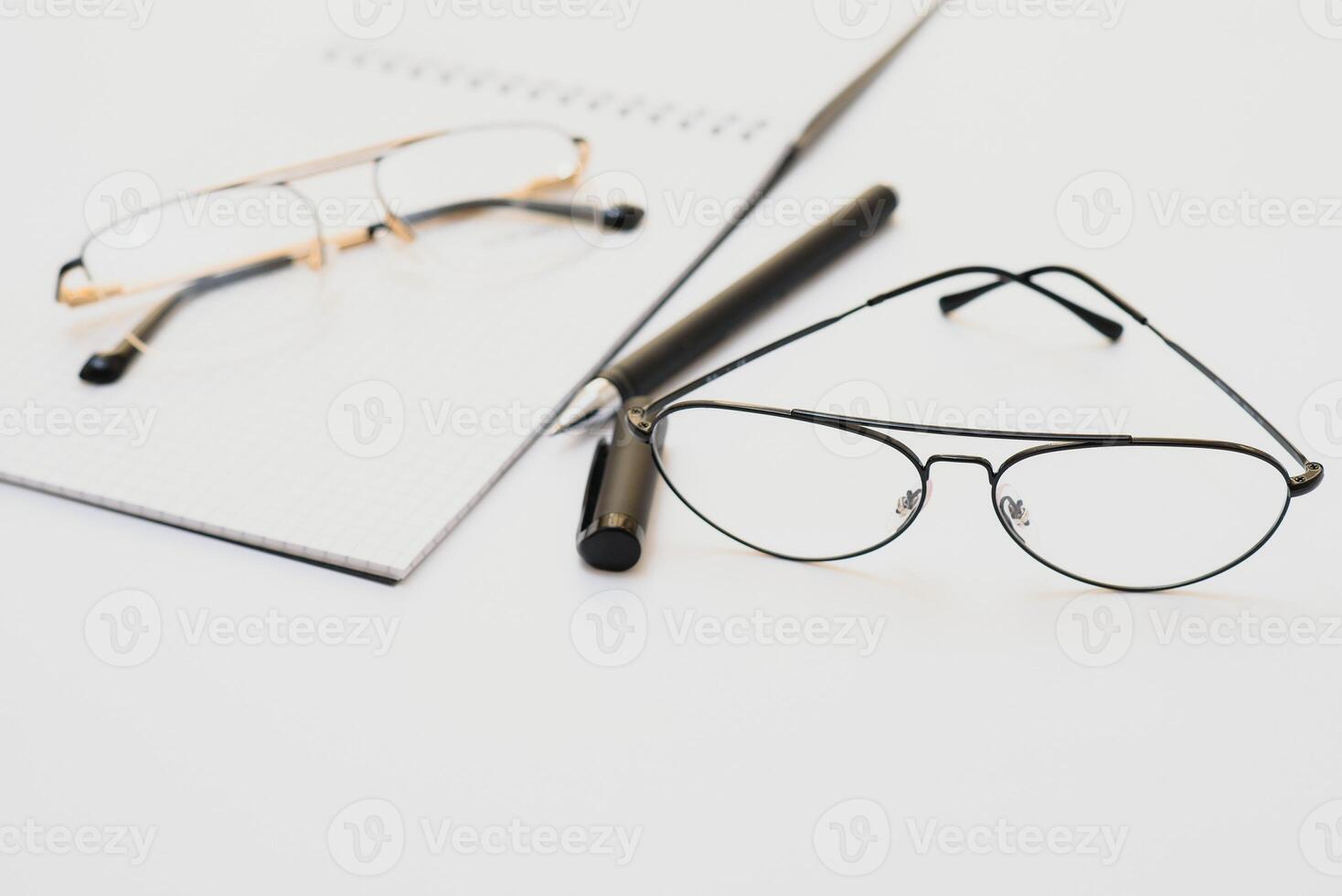 leeres notizbuch mit stift befinden sich auf dem weißen schreibtischtisch. draufsicht mit kopierraum, flach liegend. foto