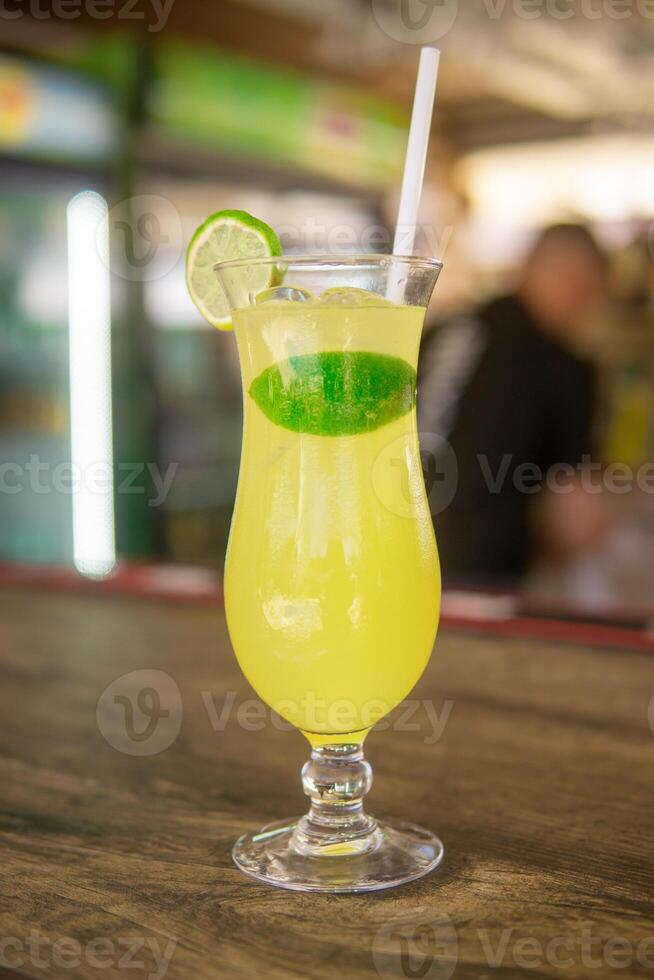 erfrischend kalt Limonade mit Zitrusfrüchte Geschmack. das Konzept von Sommer- Cocktails auf Urlaub. foto