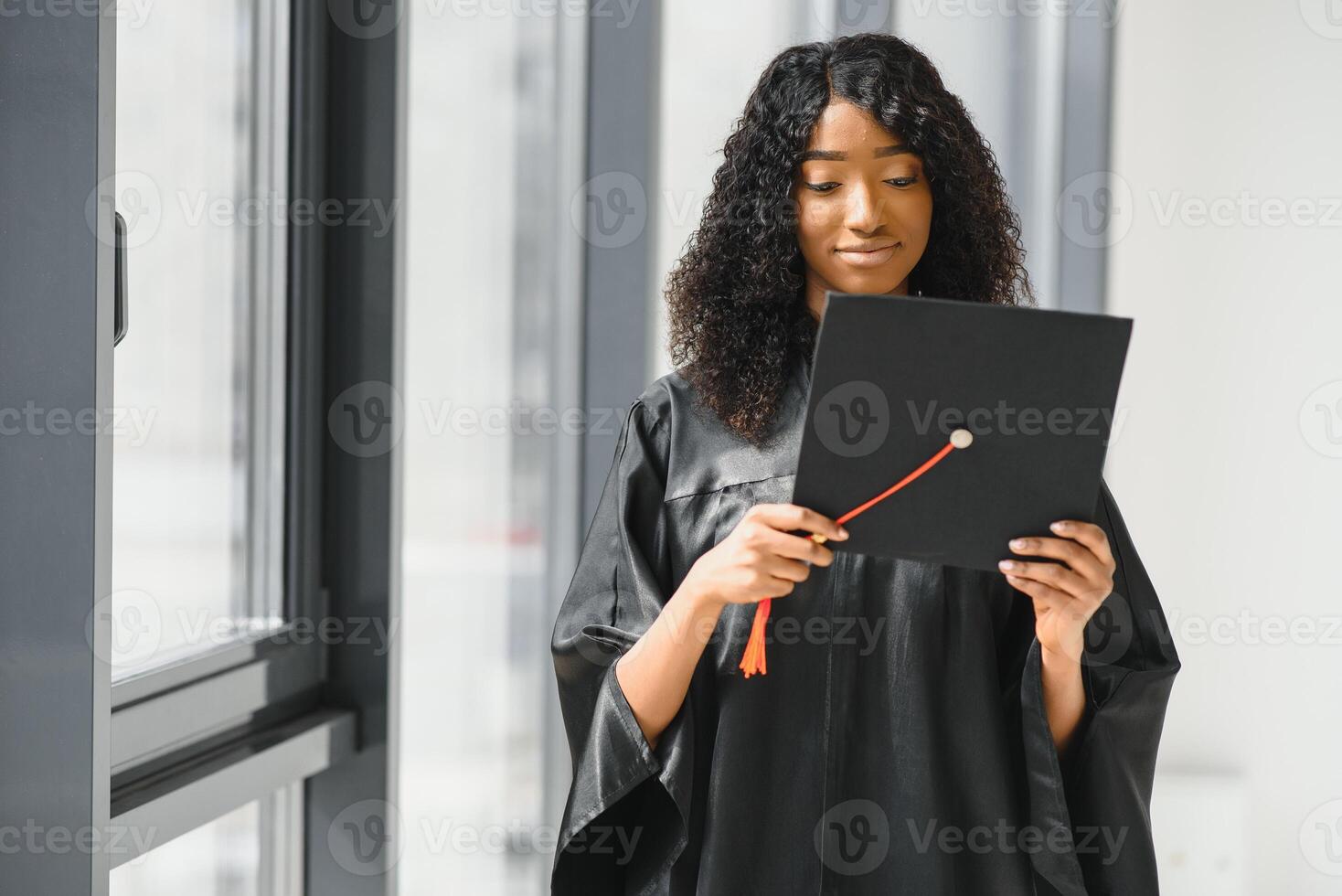 aufgeregt afrikanisch amerikanisch Frau beim ihr Abschluss. foto