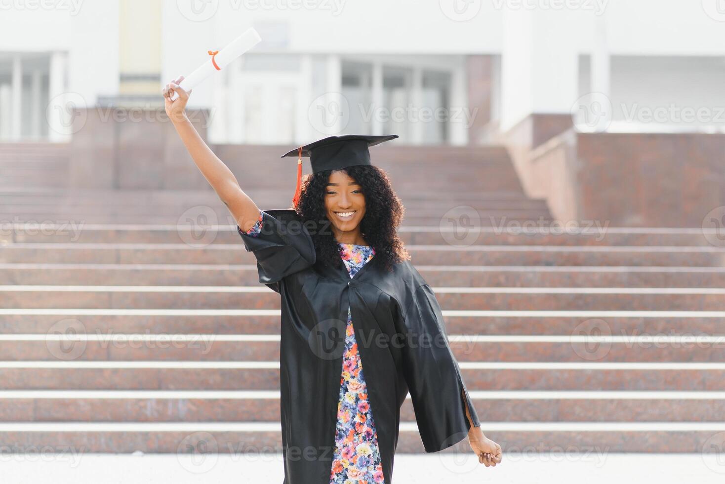 fröhliche afroamerikanische Doktorandin mit Diplom in der Hand foto