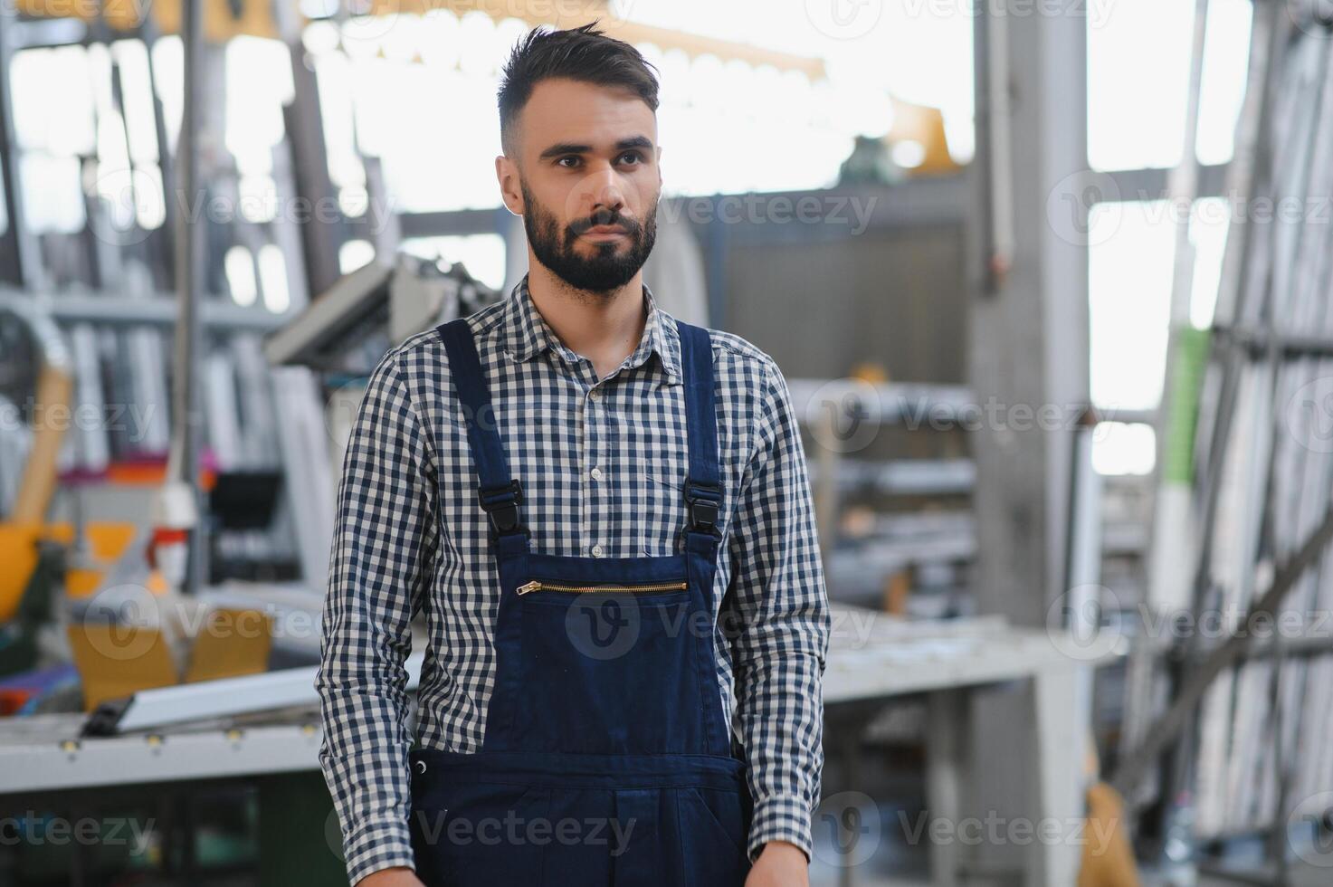 Porträt von industriell Ingenieur. Fabrik Arbeiter mit schwer Hut Stehen im Fabrik. foto