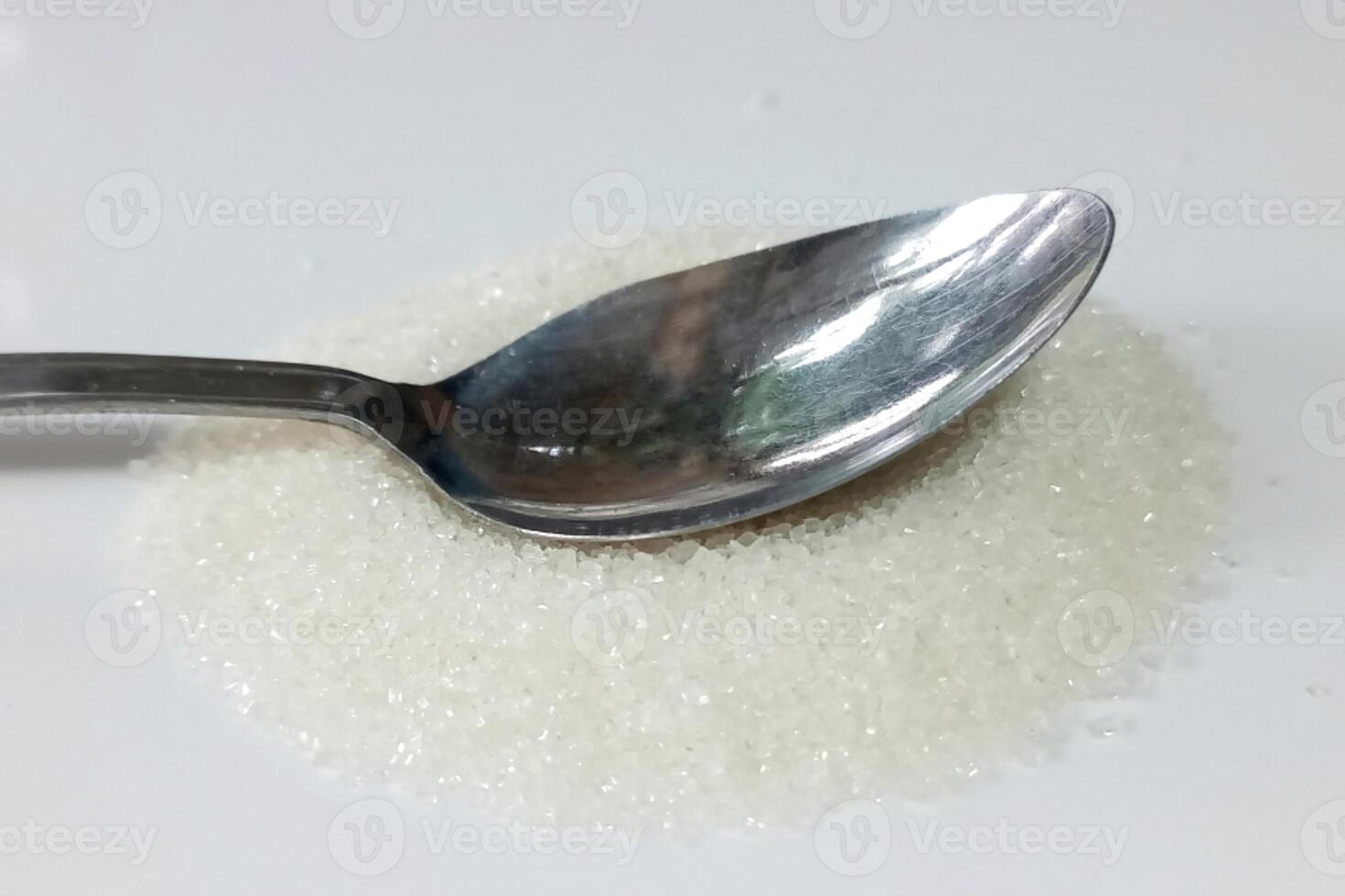 Teelöffel Zucker isoliert auf Weiß Hintergrund foto
