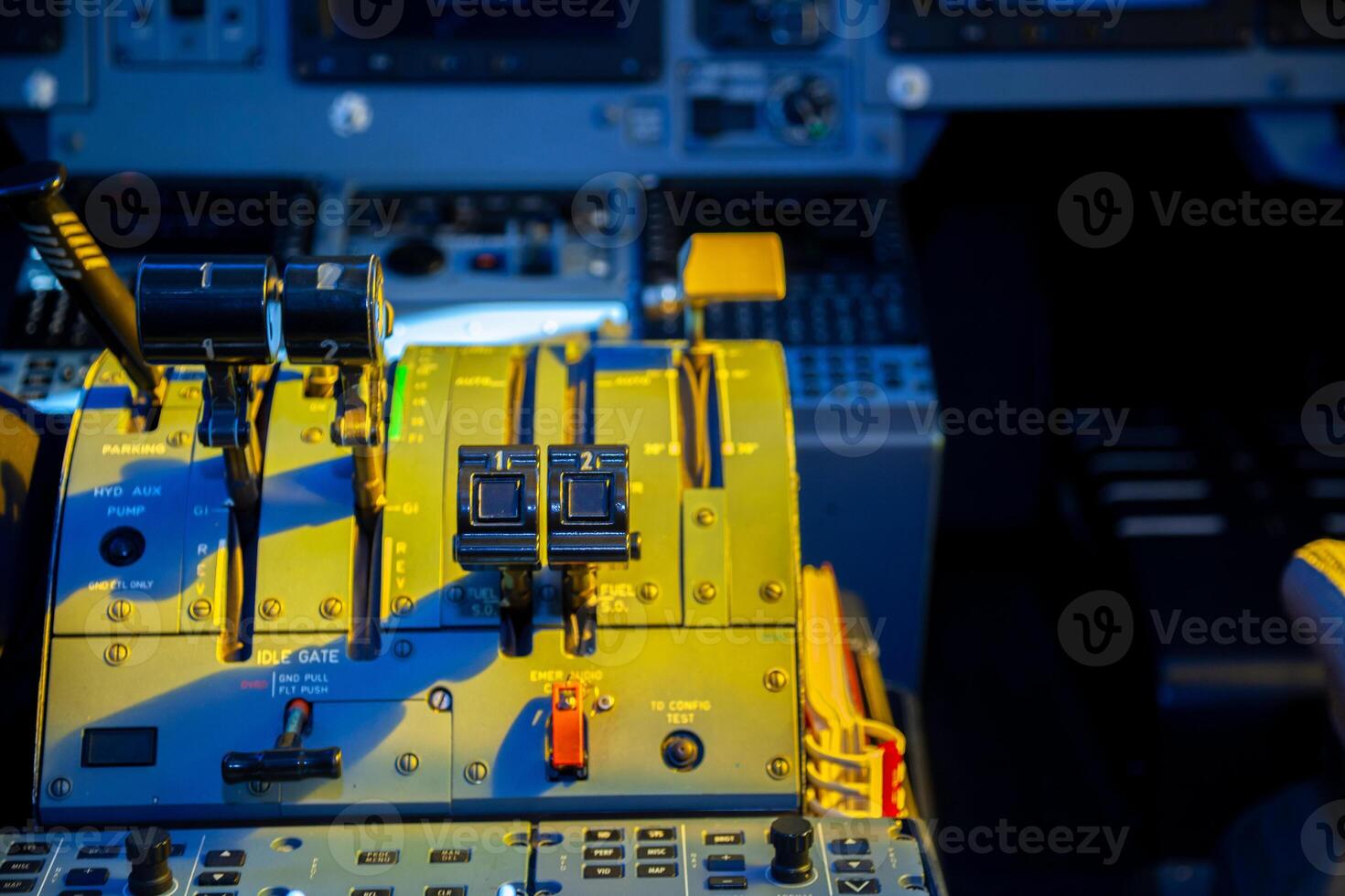 Flugzeug Lenkung Rad. Steuerung Hebel zum Motoren, Landung Gang, ausziehen, starten, abheben, losfahren und Landung von das Flugzeug. das Piloten Sitz auf das Ebene. Cockpit Tasten Nahansicht. foto