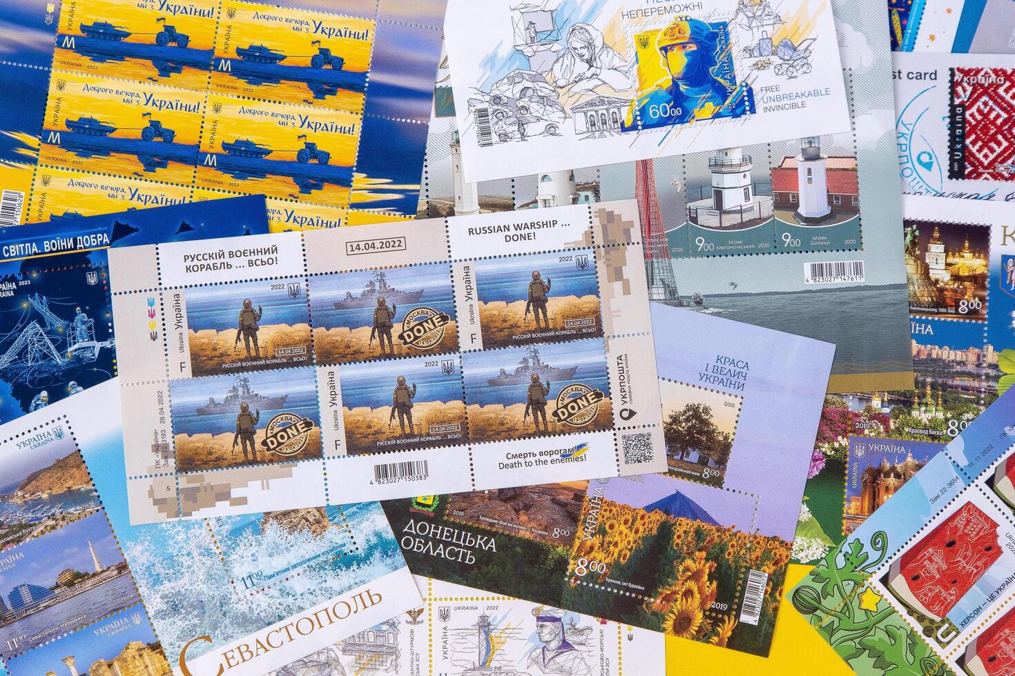 ein einstellen von anders Porto Briefmarken von Ukraine zum 2022. ukrainisch Porto Briefmarke auf das Thema von das Krieg. Kiew, Ukraine - - Februar 24, 2023. foto