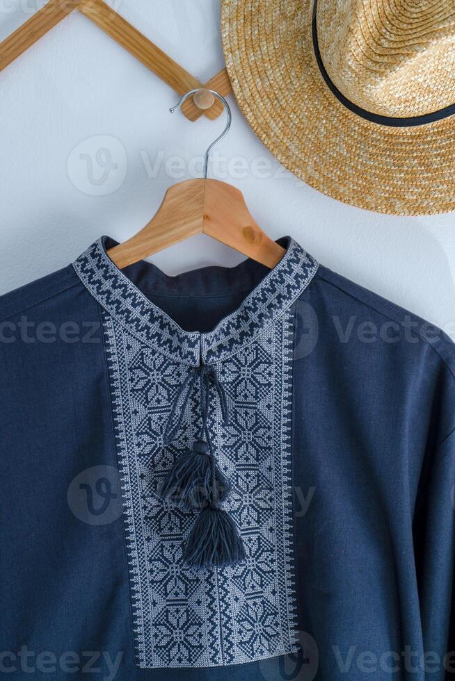 ukrainisch Kleider gestickt Mann Shirt. Blau grau und schwarz Fäden Hintergrund. vyshyvanka ist ein Symbol von Ukraine. Stickerei Kreuz Nähen. National ukrainisch Stich. traditionell Kleidung Symbol foto