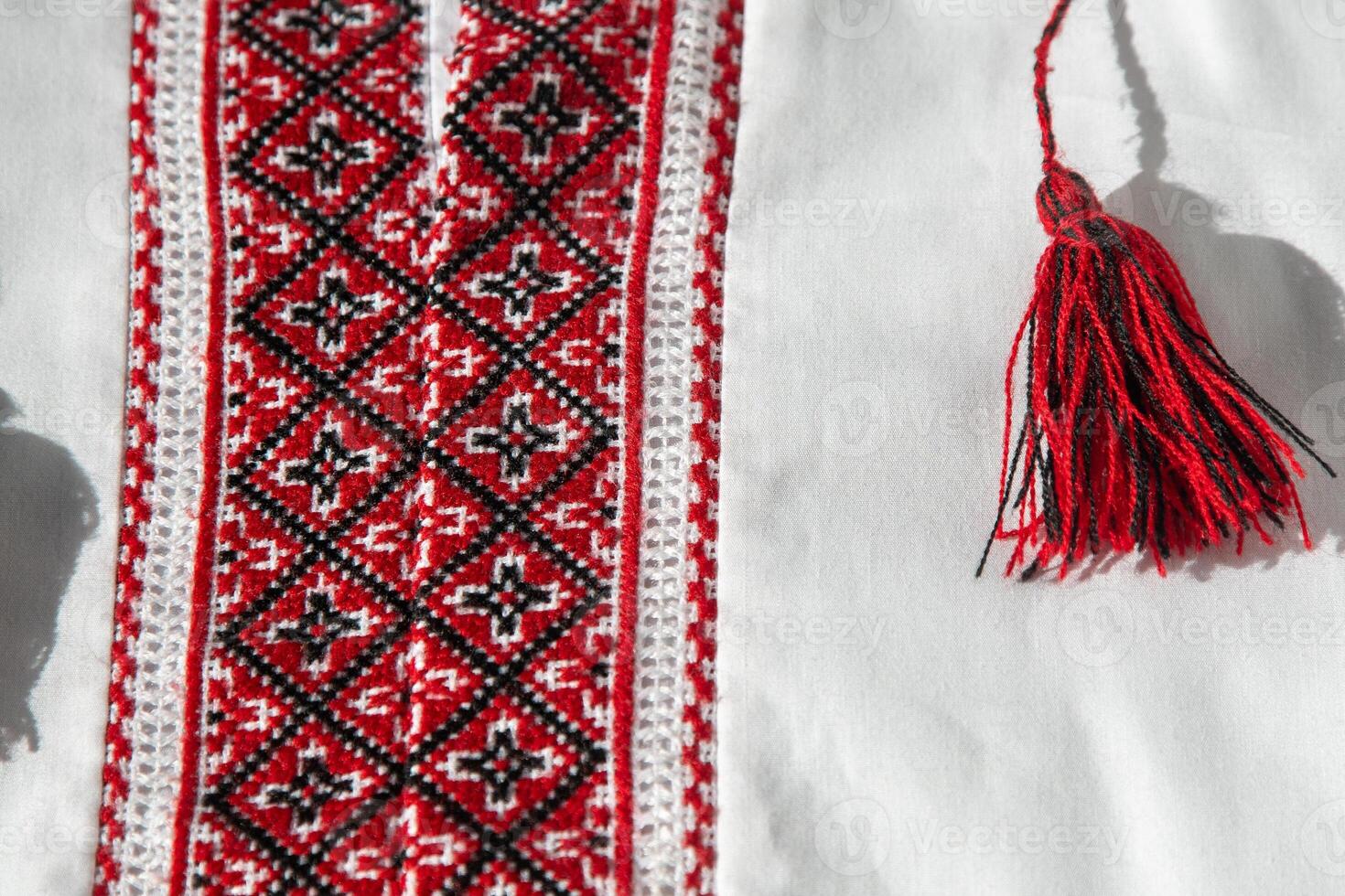 ukrainisch Kleider gestickt Shirt. rot Orange und schwarz Fäden Hintergrund. vyshyvanka ist ein Symbol von Ukraine. Stickerei Kreuz Nähen. National ukrainisch Stich. traditionell Kleidung Symbol foto