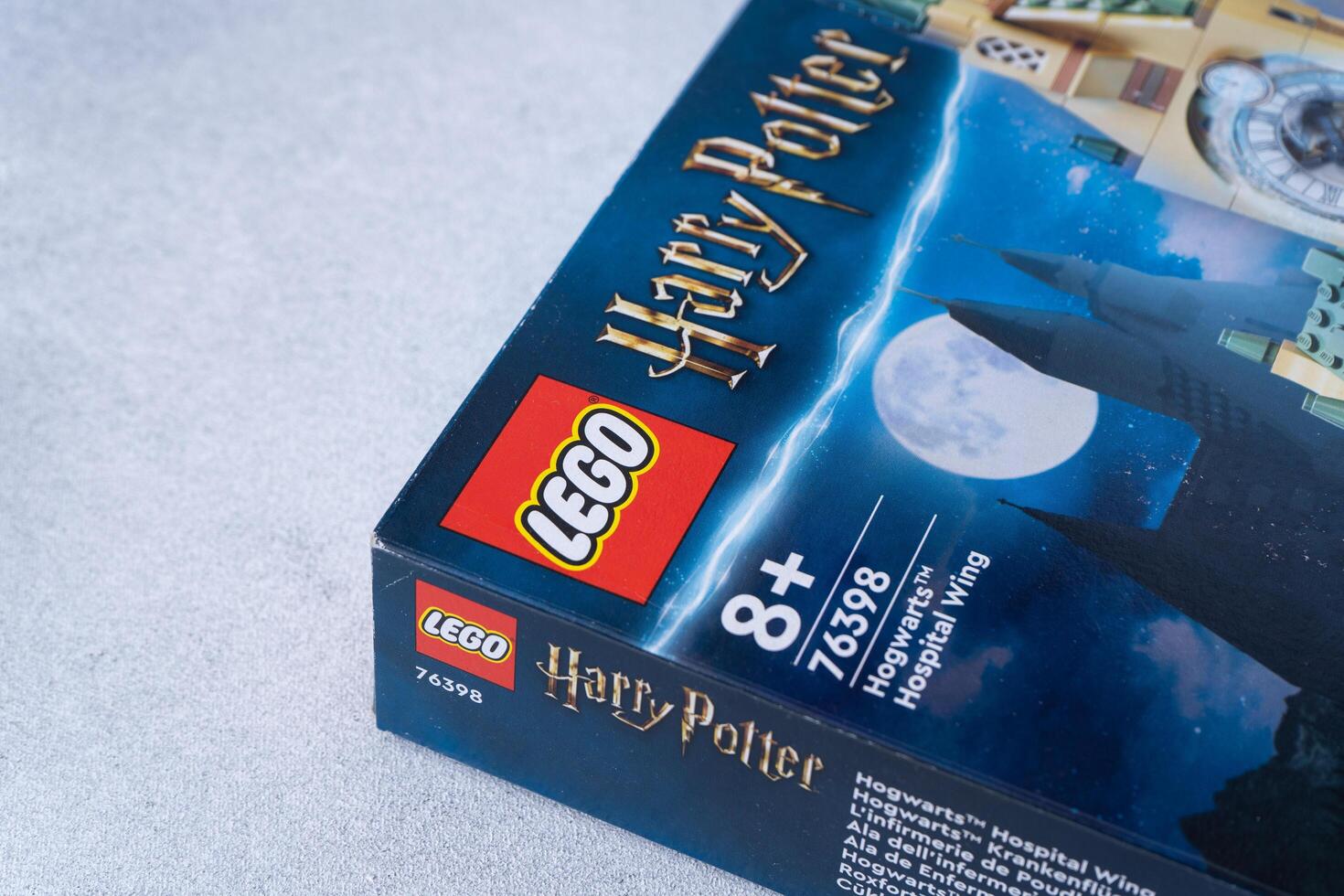 Lego Konstrukteur Box basierend auf das Harry Töpfer Bücher durch jk Rowling. Schloss Spiel einstellen zum Kinder und Fans. Ukraine, kyiv - - Januar 17, 2024. foto