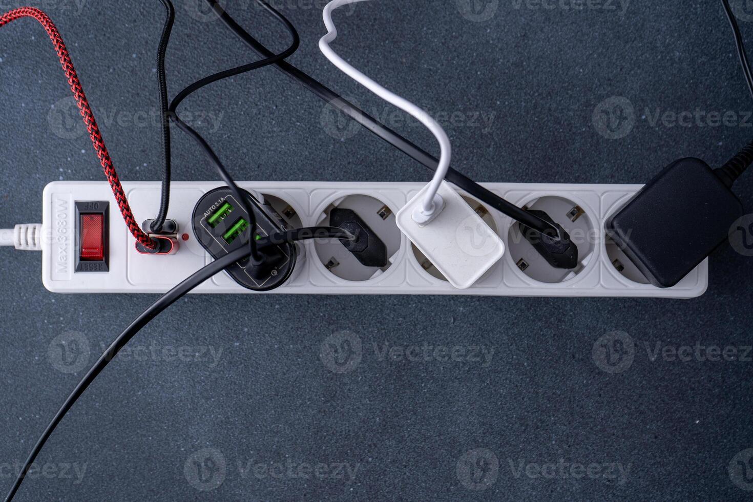 elektrisch Auslauf Erweiterung Kabel. Weiß Kabel mit USB Verbinder zum Laden Telefone. elektrisch Gerät. Erweiterung Kabel foto