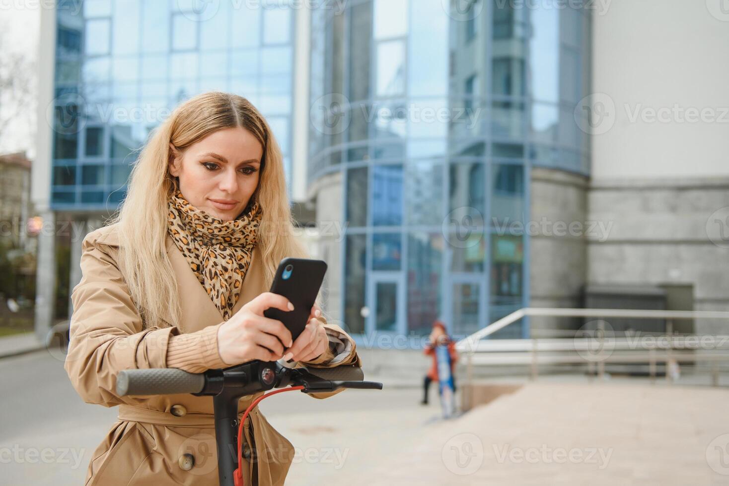 jung Frau auf Elektro Roller im Stadt. Frau Reiten Roller im Sonnenuntergang Licht im Straße foto