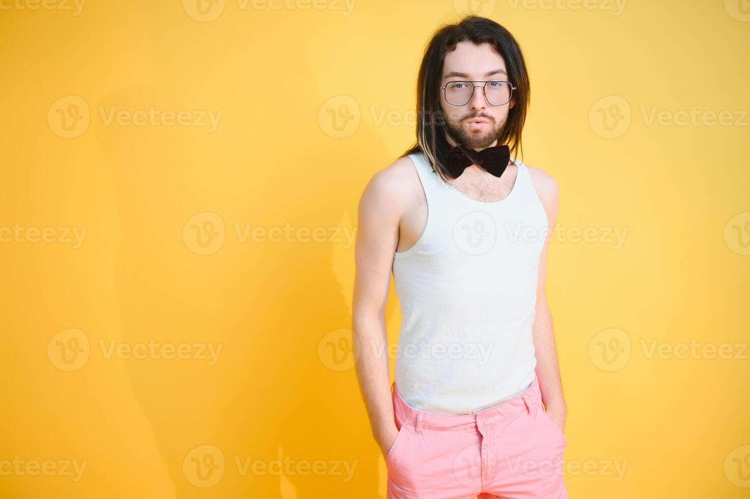 Porträt von ein Fröhlich Mann auf ein farbig Hintergrund. Geschlecht Gleichwertigkeit. das Konzept von das lgbt Gemeinschaft. Gleichwertigkeit. foto