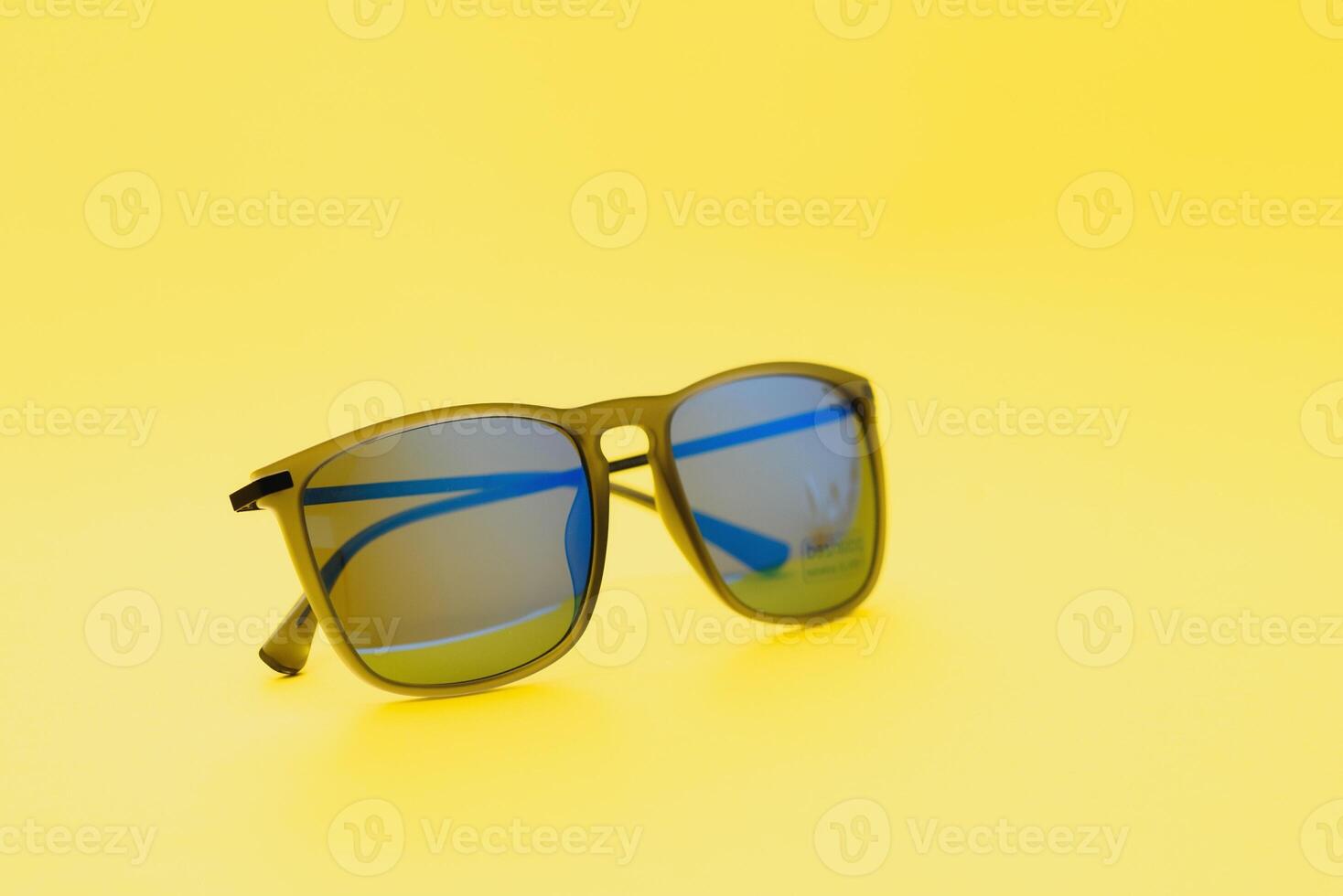 stilvoll Sonnenbrille auf ein Gelb Hintergrund hoch Qualität Foto Sonnenbrille.