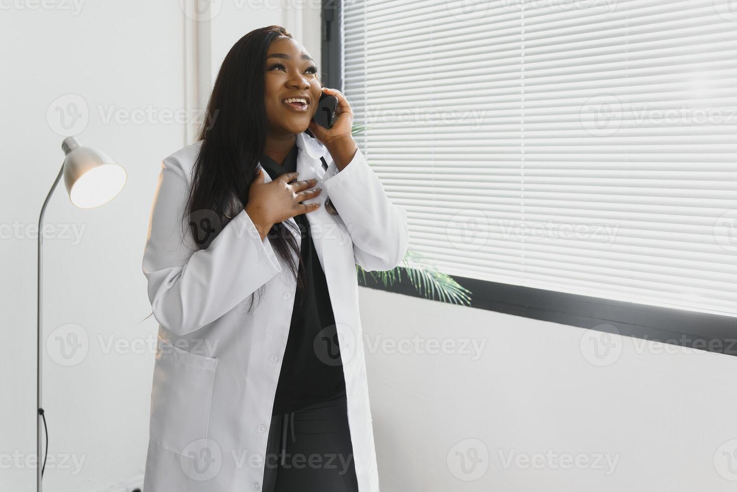 Medizin, Menschen und Gesundheitswesen Konzept - - afrikanisch amerikanisch weiblich Arzt oder Krankenschwester beim Krankenhaus. foto