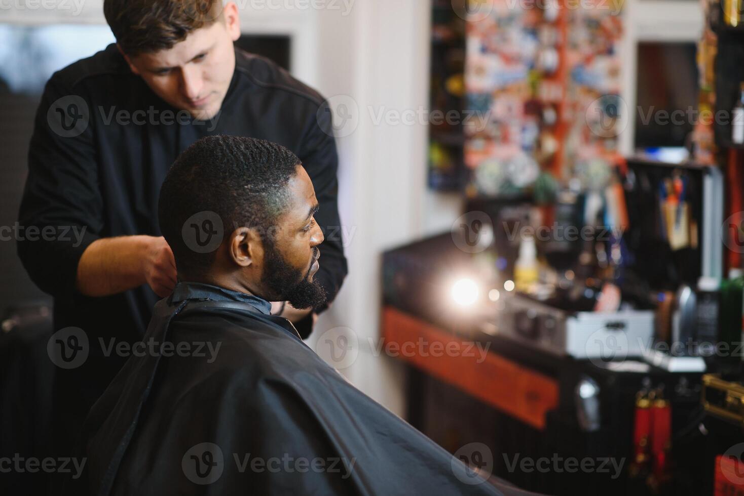 jung Afroamerikaner Mann Besuch Friseur foto