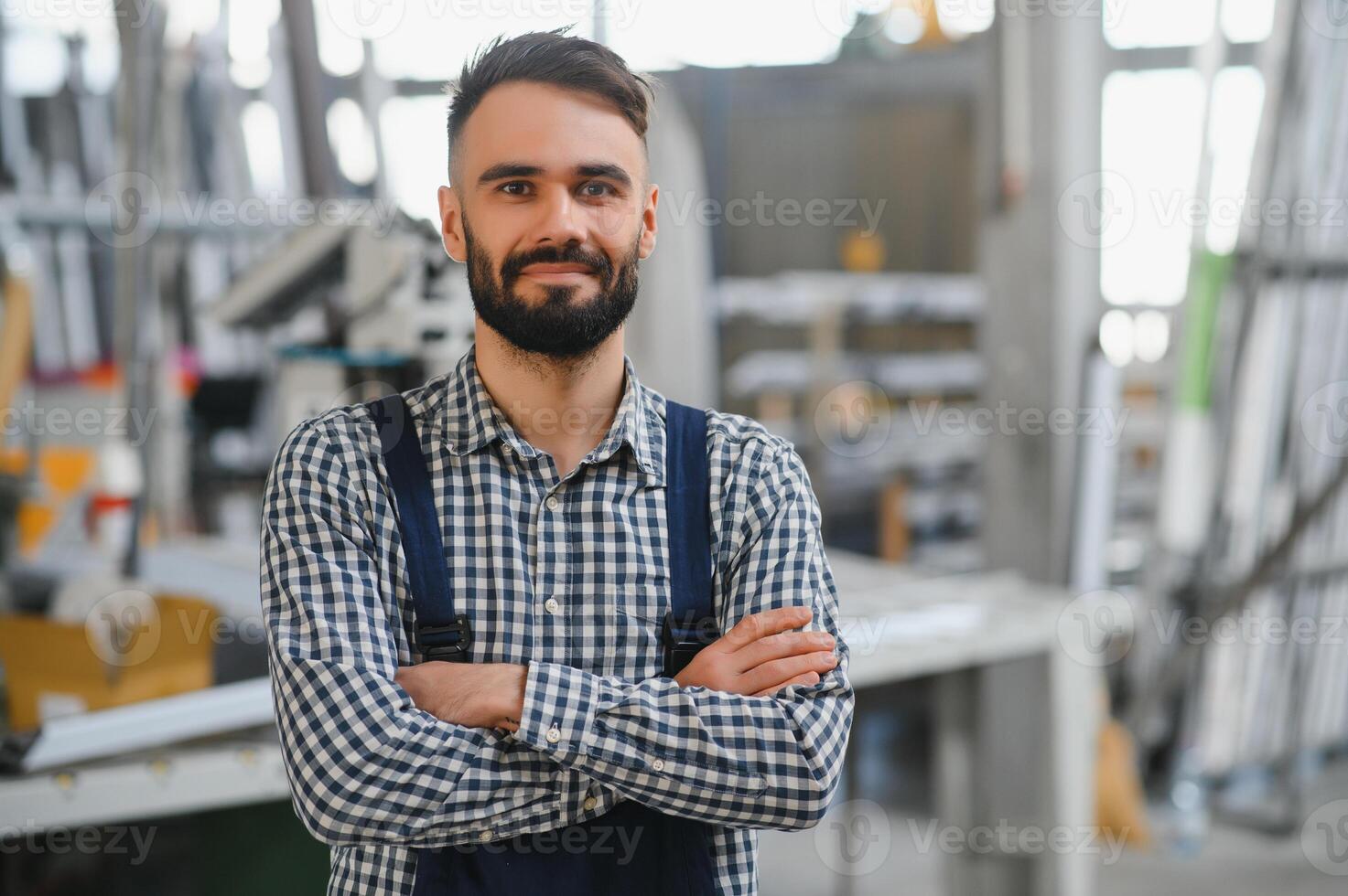 Fabrik Arbeiter. Mann Arbeiten auf das Produktion Linie. foto