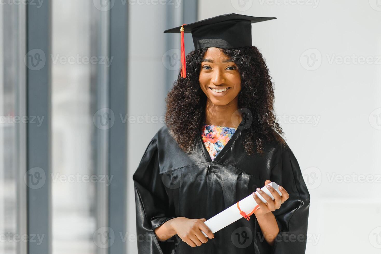 fröhliche afroamerikanische Doktorandin mit Diplom in der Hand foto