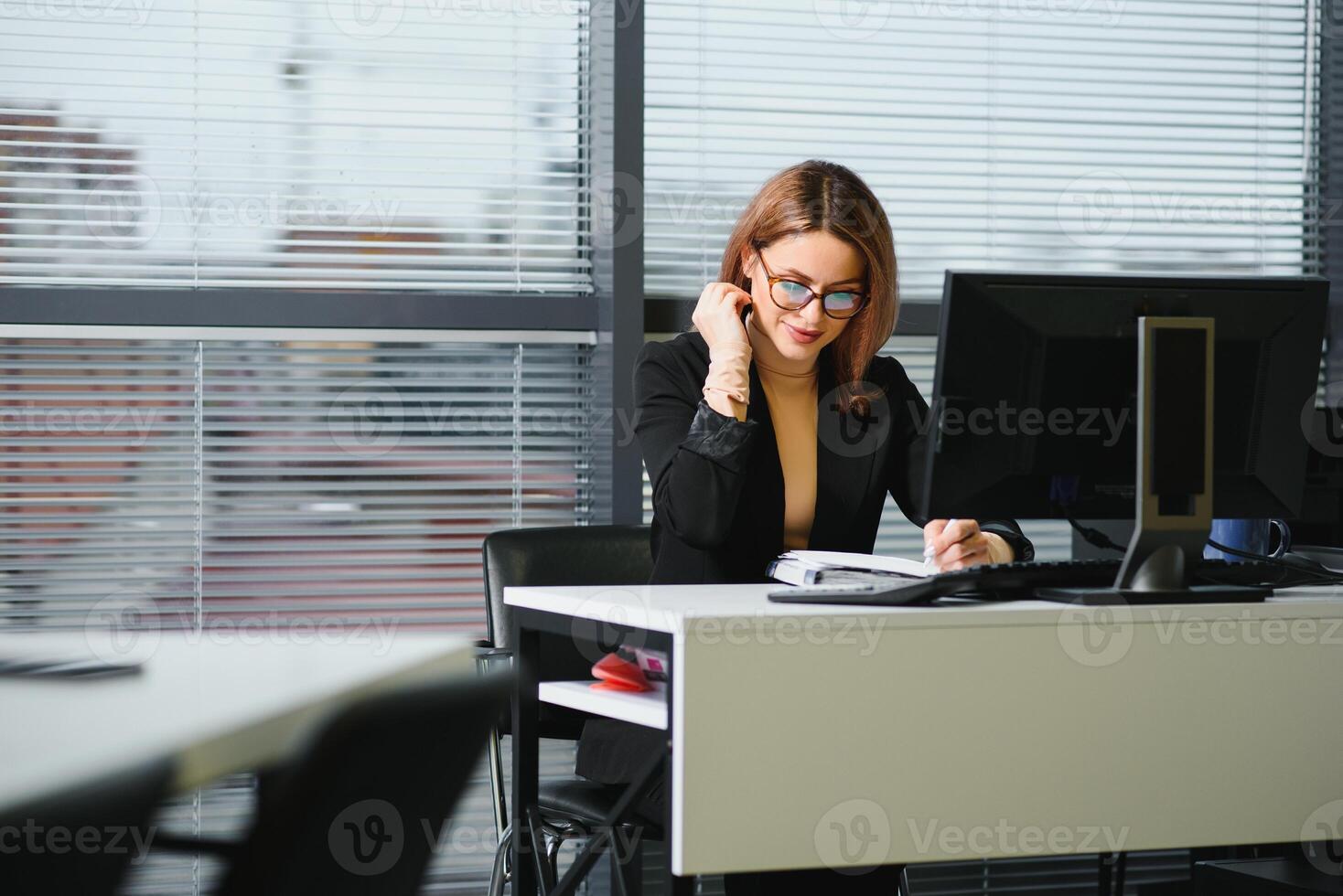 Porträt von erfolgreich weiblich Sitzung im Büro foto