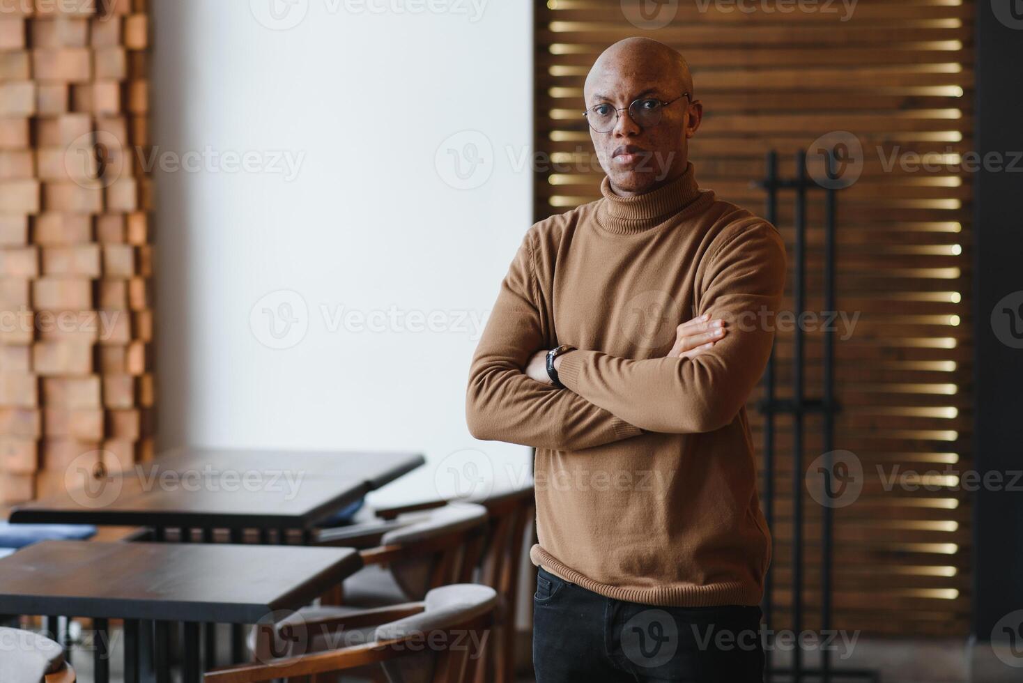 Porträt von ein ernst afrikanisch amerikanisch Mann mit Brille. foto