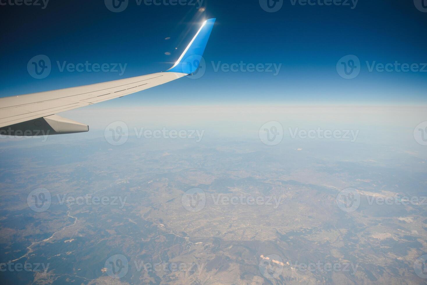 Wolken und Himmel durch das Fenster eines Flugzeugs gesehen foto