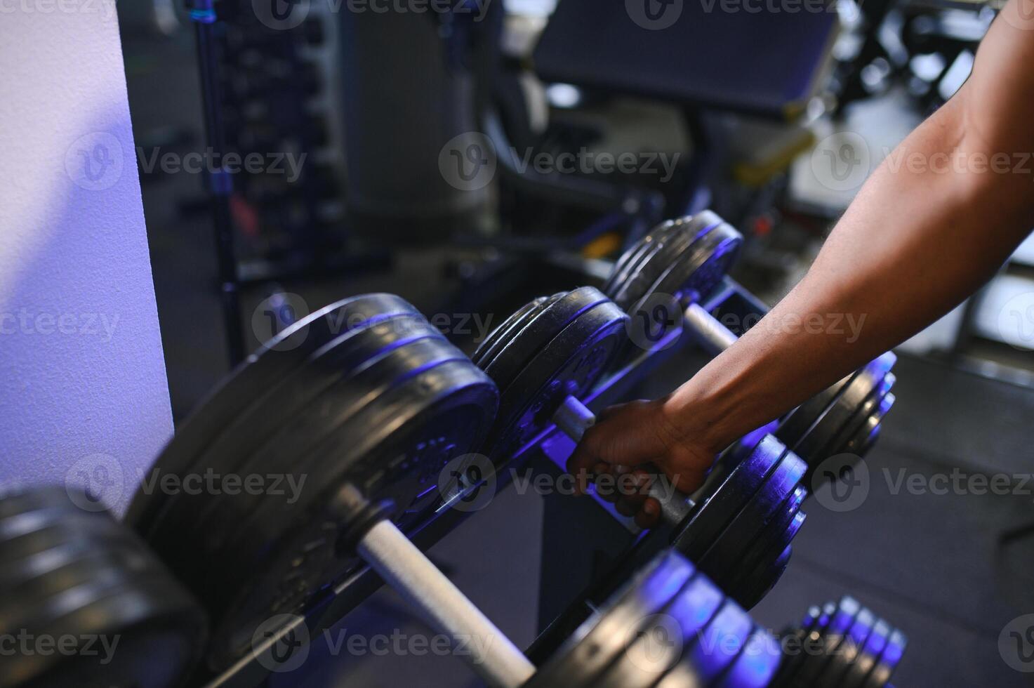 Nahansicht Mann greift ein schwer Hantel im Fitnessstudio mit seine Hand. Konzept Heben, Fitness foto