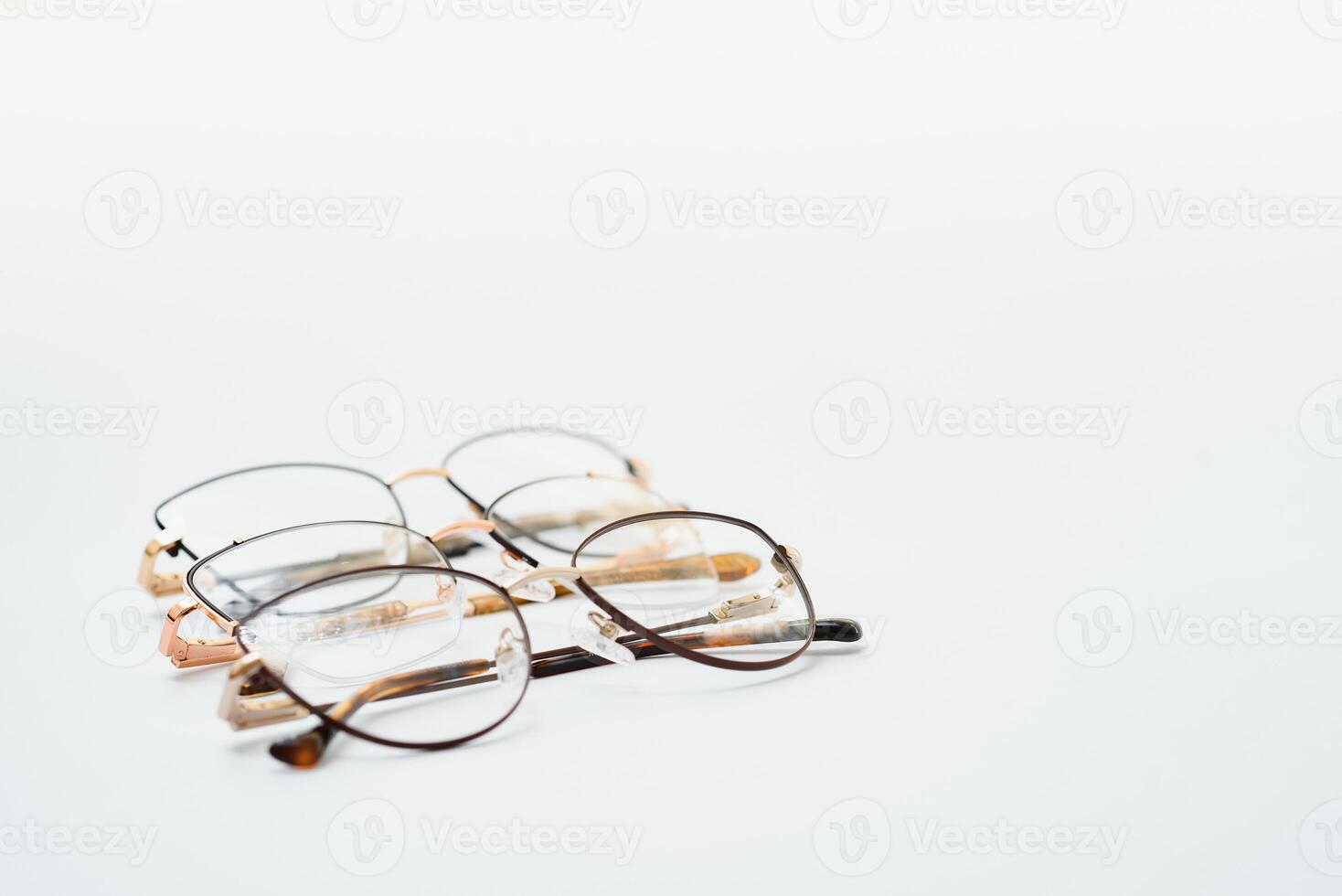 stilvoll Brille Über Hintergrund. optisch speichern, Brille Auswahl, Auge prüfen, Vision Untersuchung beim Optiker, Mode Zubehör Konzept. oben Sicht, eben legen foto