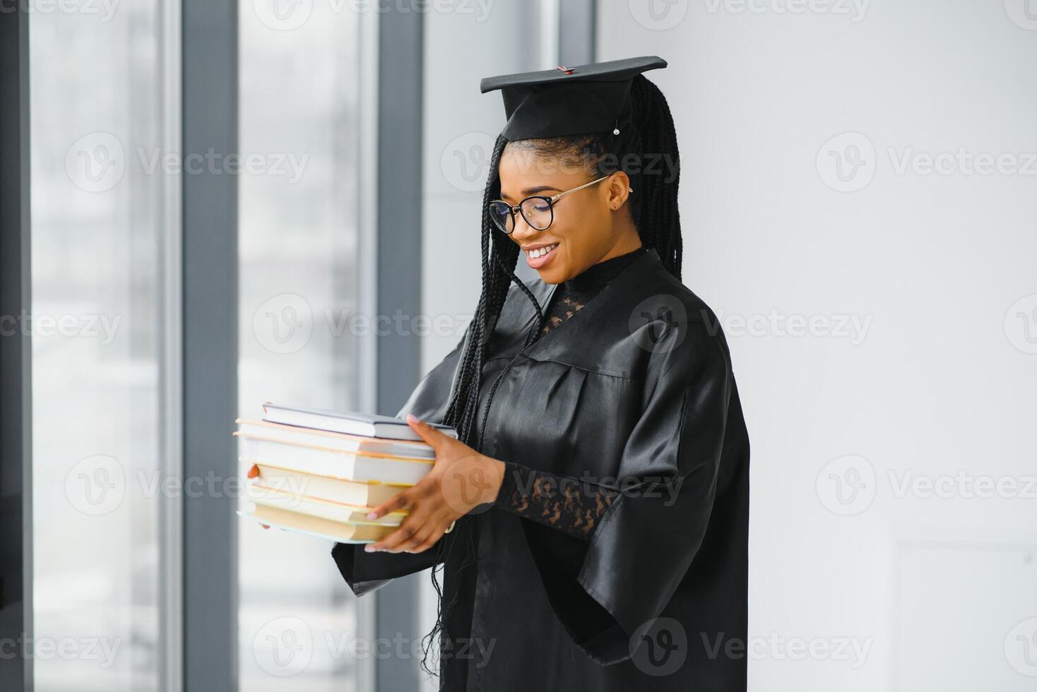 glücklich afrikanisch amerikanisch weiblich Schüler mit Diplom beim Abschluss foto