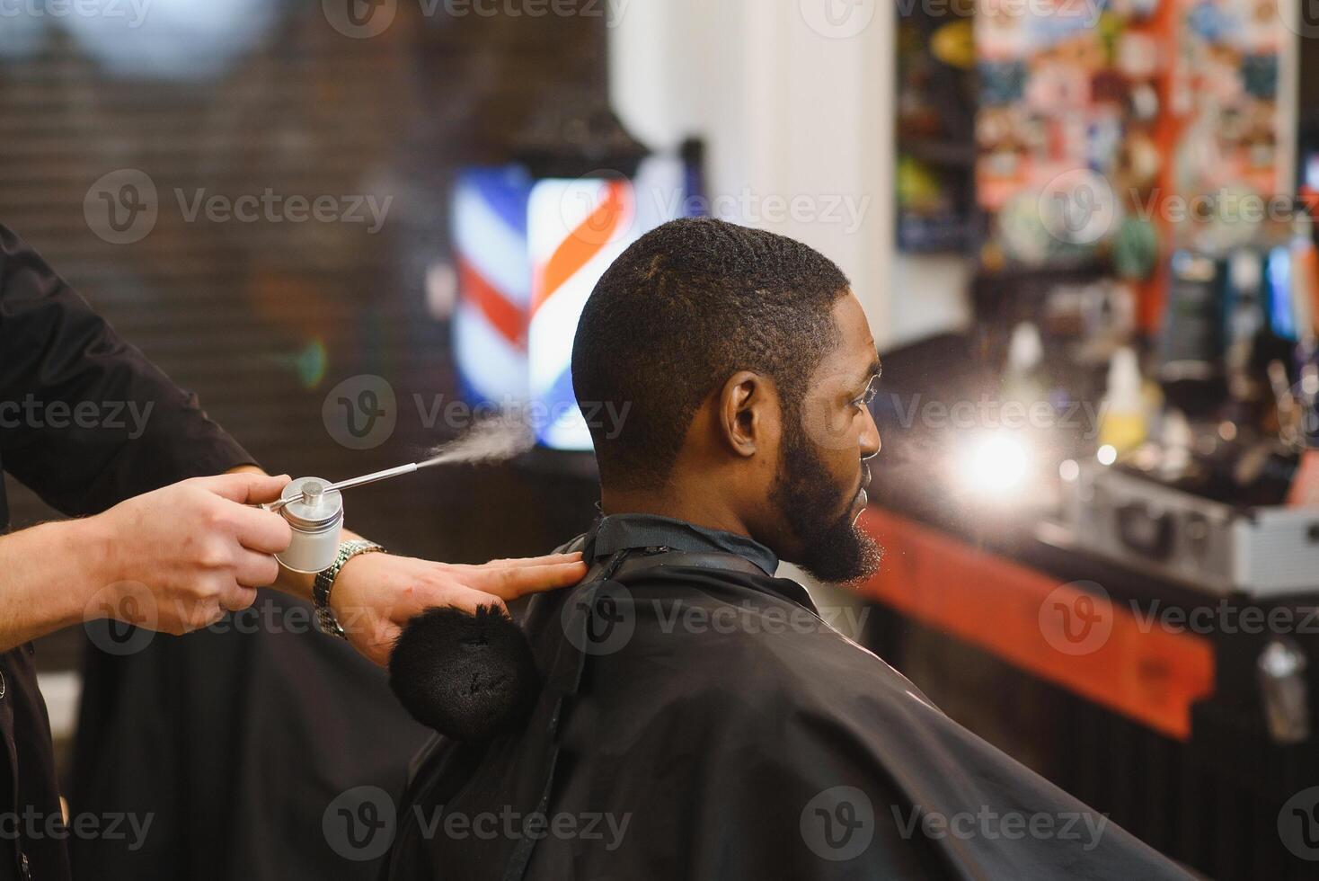 Besuch Friseurladen. afrikanisch amerikanisch Mann im ein stilvoll Barbier Geschäft foto