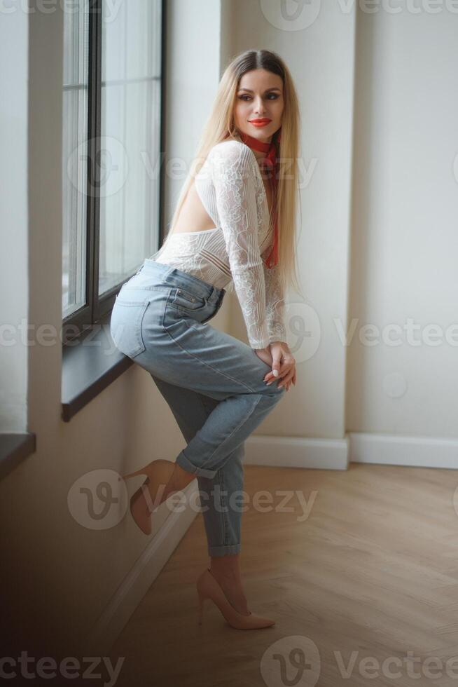 sexy jung Frau. Mädchen posieren auf Mauer im Studio. foto