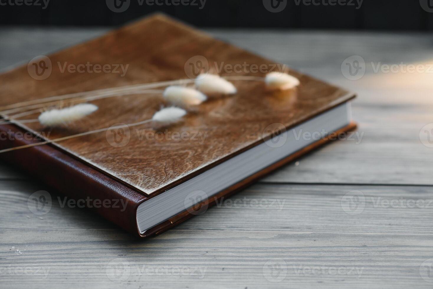 Familie Foto Buch mit Prägung. Foto Buch auf ein hölzern Hintergrund. braun Foto Buch mit Holz Abdeckung. Fotoalbum mit ein schwer Abdeckung. Hochzeit Foto Album.