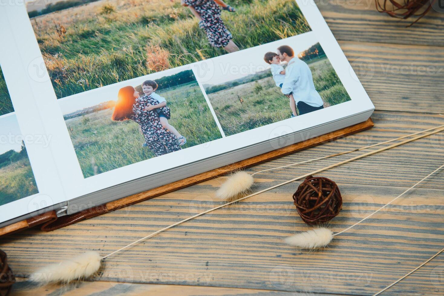 Prämie Foto Buch Familie, großartig Größe, hölzern Abdeckung, solide Seiten, Qualität Drucken.