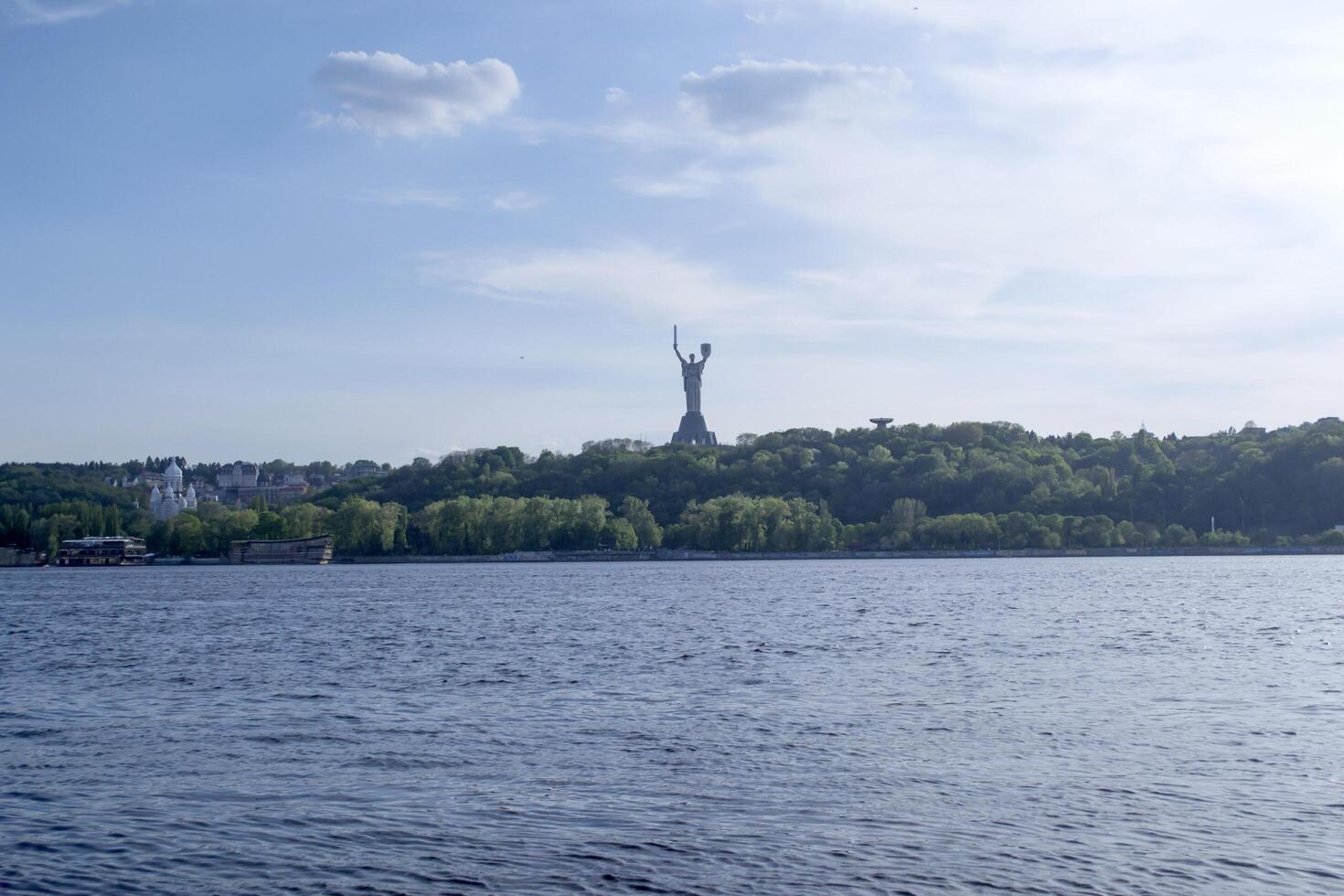 Aussicht von das links Bank von Kiew mit Heimat Monument. Kiew Stadtbild, Ukraine foto