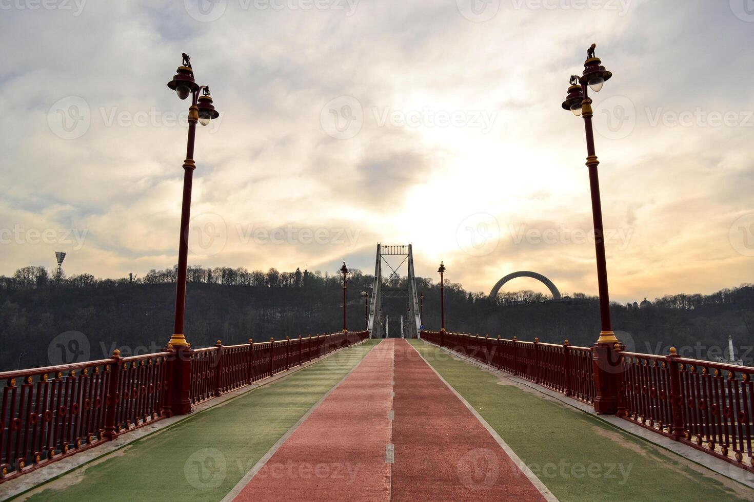 Fußgänger Brücke, Kiew, Ukraine. Winter Stadtbild. foto