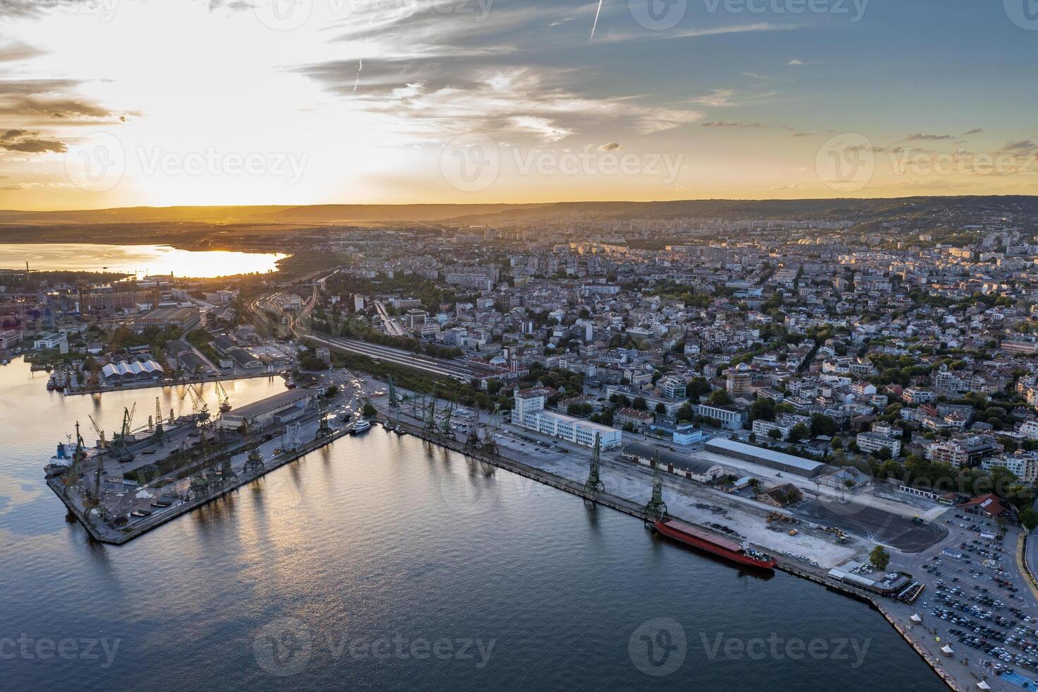 Schönheit Antenne Aussicht von das Meer Hafen und industriell Zone beim Sonnenuntergang im Warna, Bulgarien foto