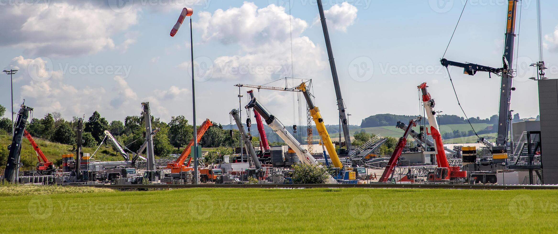 Panorama- Aussicht von viele anders LKW Kräne im das Parkplatz Hof foto