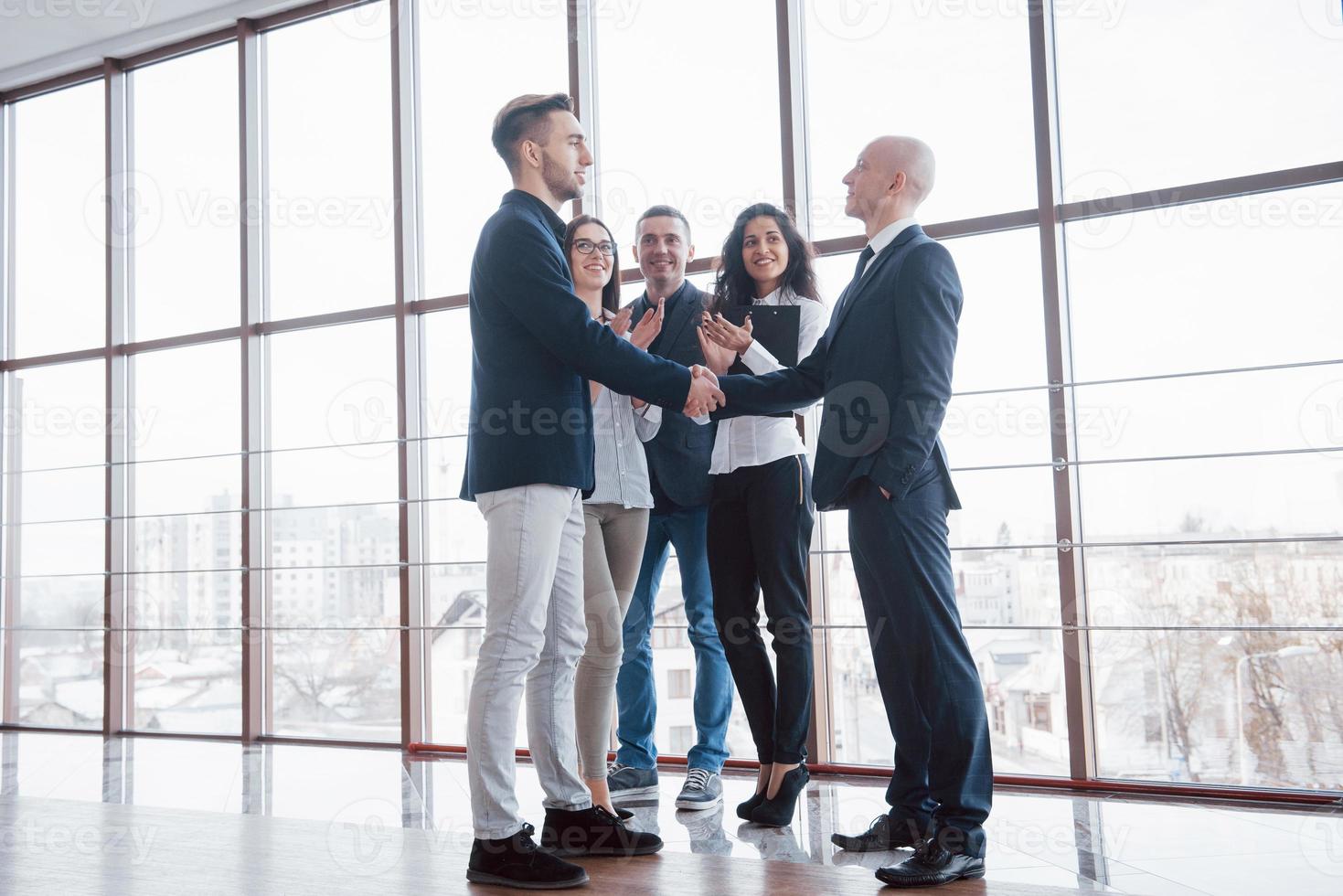 zwei selbstbewusste geschäftsleute, die sich während eines treffens im büro die hände schütteln, gruß- und partnerkonzept foto