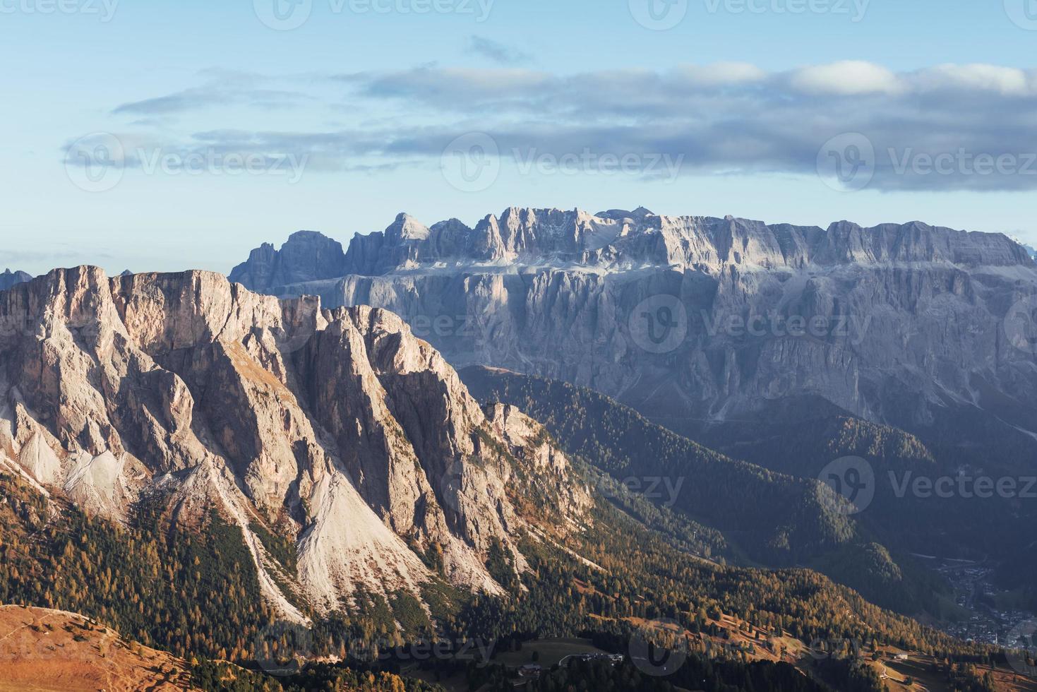 Landschaft von Bergen und Bäumen unten am sonnigen Tag. italienische seceda alpes foto