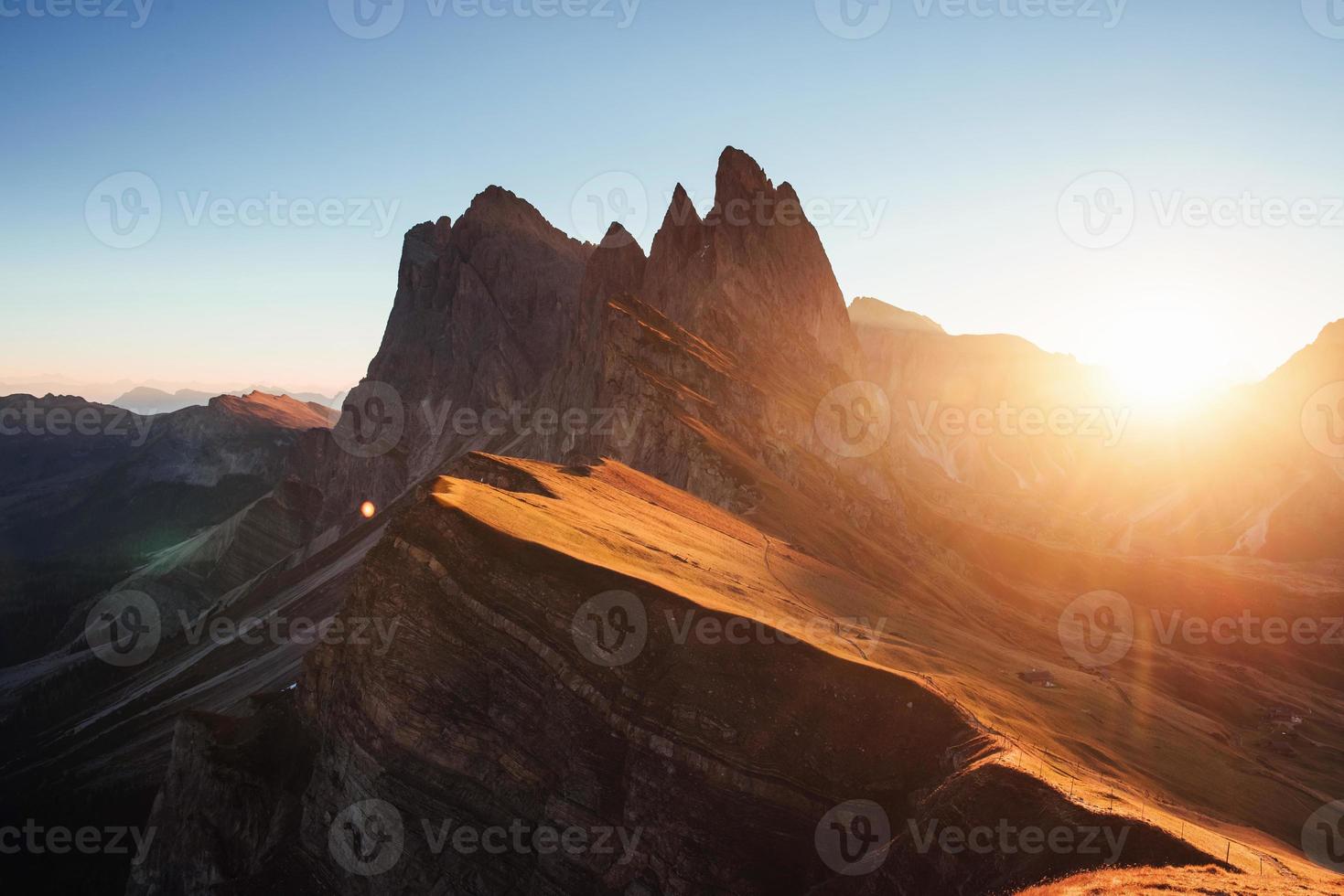 die Hälfte des Territoriums ist ohne Sonnenlicht. schöner Sonnenuntergang in den italienischen majestätischen Seceda-Dolomitbergen foto