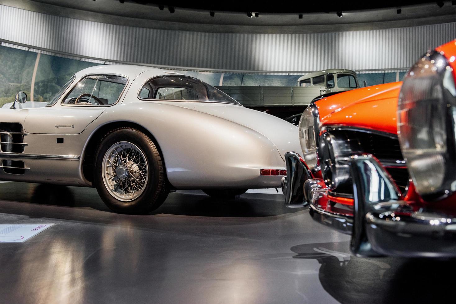 Oldtimer stehen auf schwarzen Fliesen in der Automobilausstellung foto