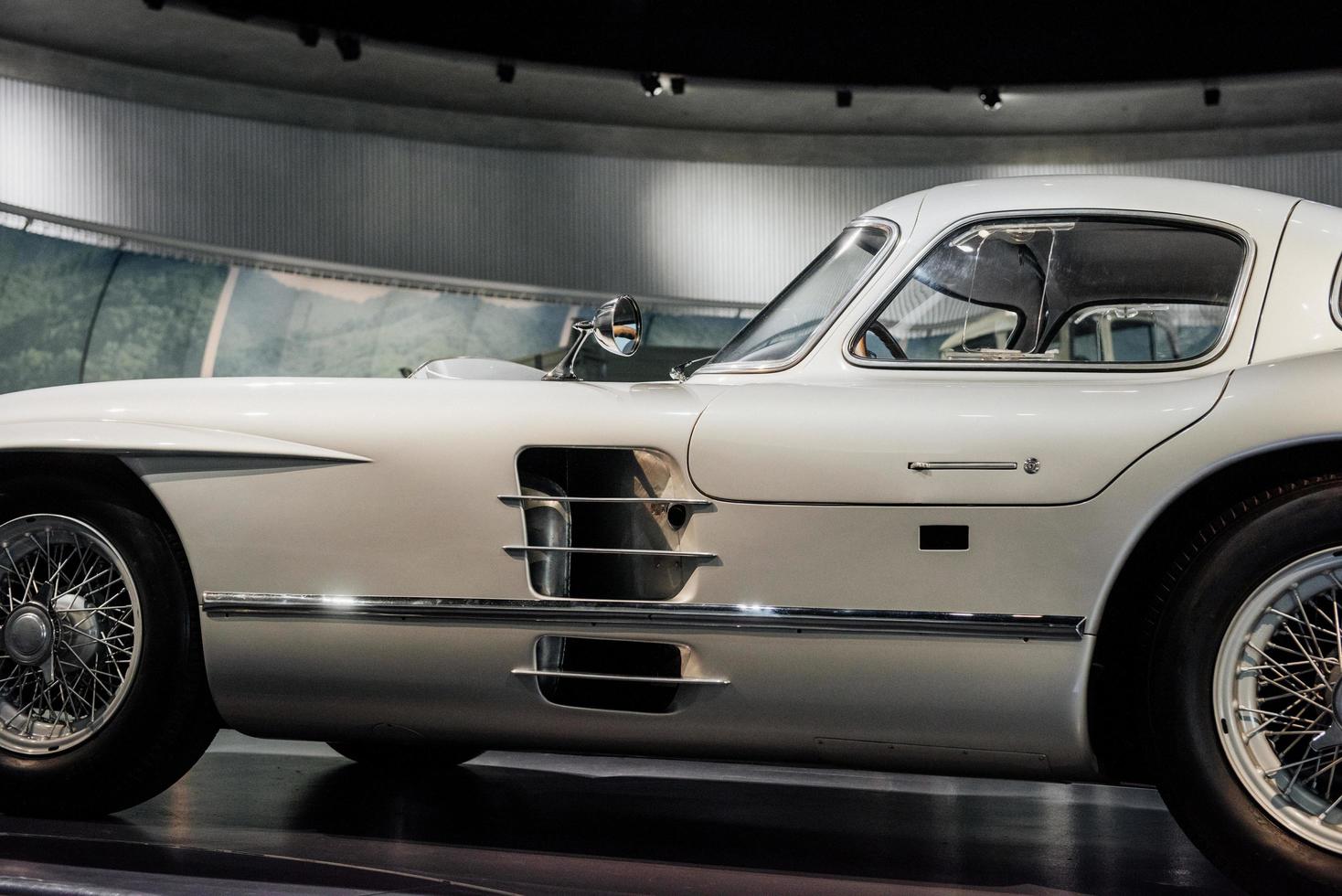 altes silbernes glänzendes Auto, das bei der Fahrzeugausstellung drinnen steht foto