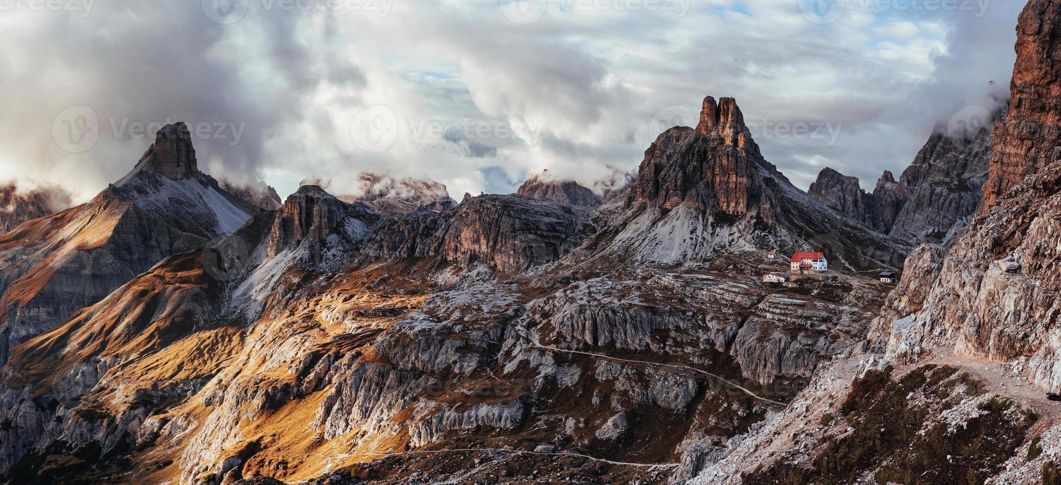Leben am Rand, buchstäblich. touristische Gebäude, die auf die Leute warten, die wollen, führt durch diese majestätischen Dolomiten. Panoramafoto foto