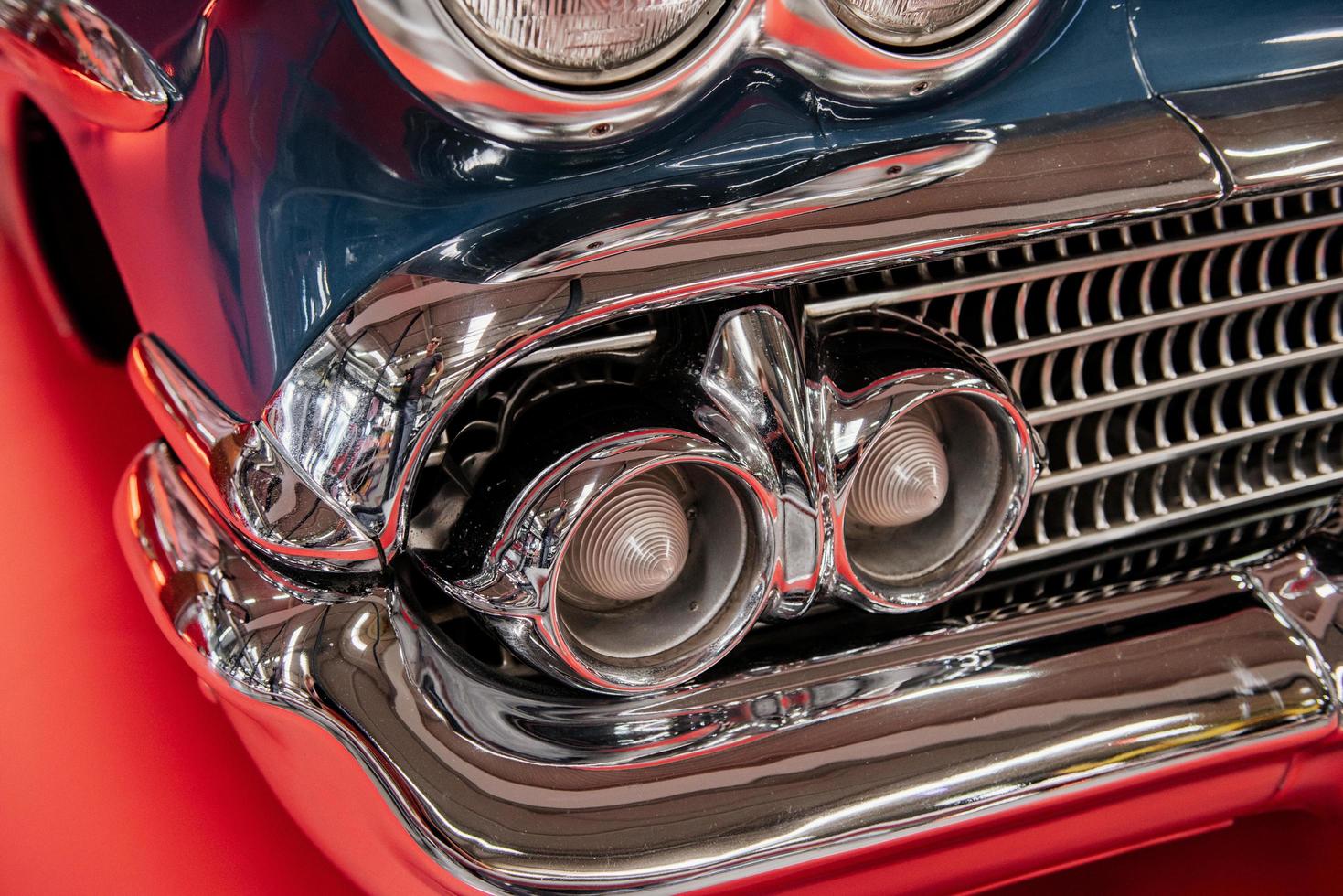 Sinsheim, Deutschland - 16. Oktober 2018 Technikmuseum. Detailansicht des alten Retro-Autos, das auf roter Fläche steht foto