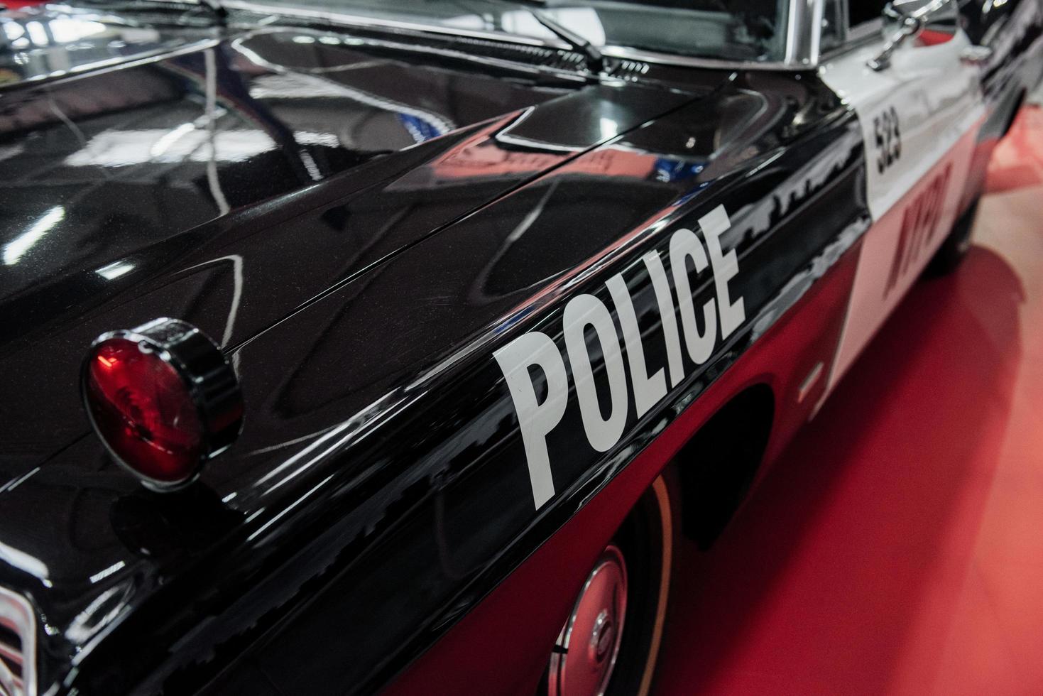 Sinsheim, Deutschland - 16. Oktober 2018 Technikmuseum. Motorhaube und Aufschrift Staatsdienstfahrzeug. schwarzes und weißes Polizeiauto foto