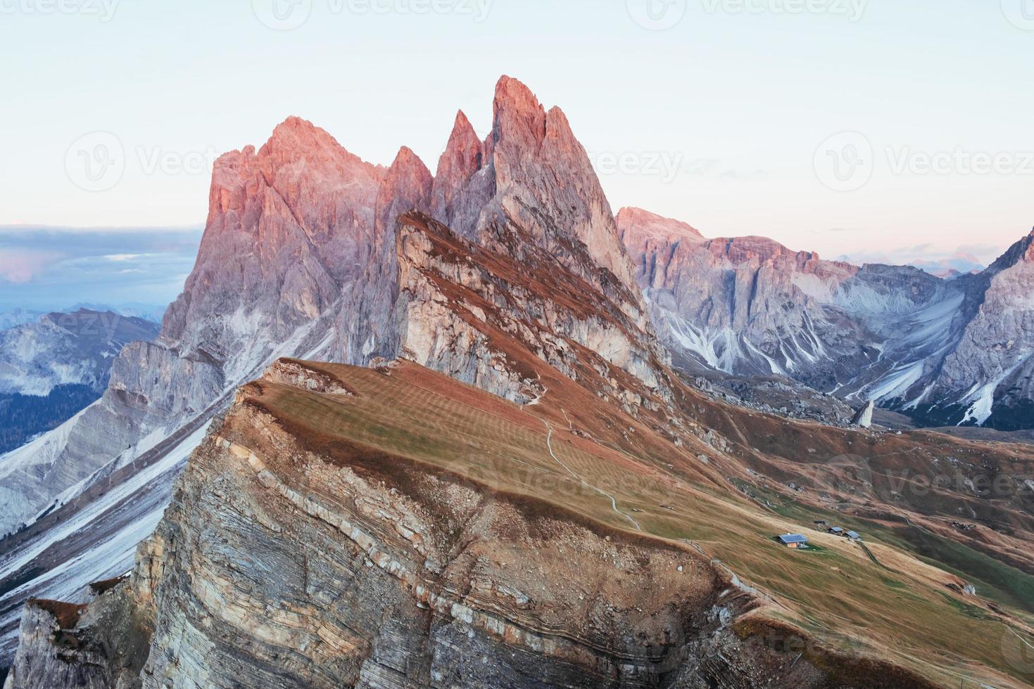 Landschaft von Hügeln und Klippen zur Tageszeit. kleine Gebäude auf der rechten Seite foto