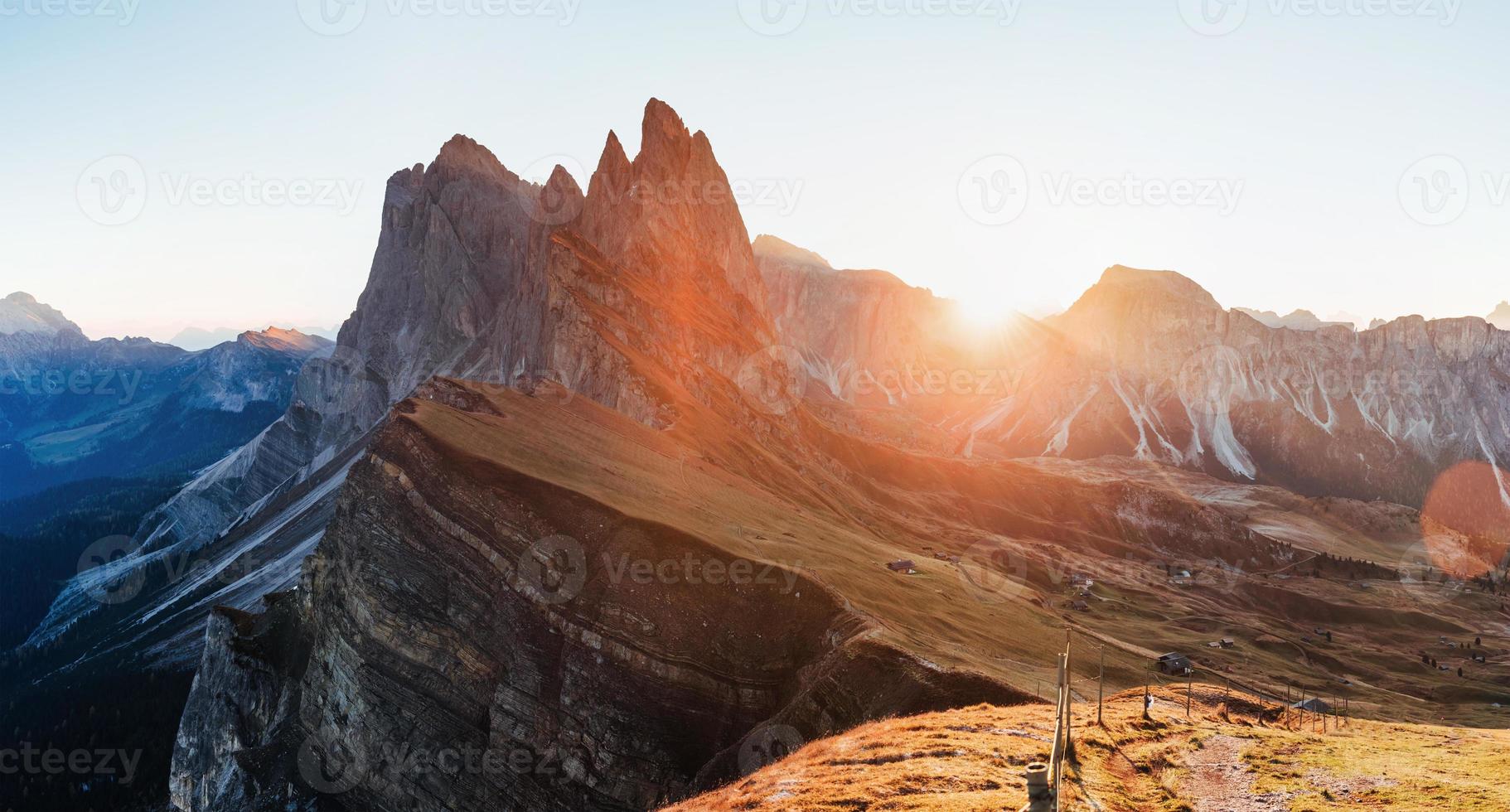 herrlicher Sonnenuntergang. Tagsüber außergewöhnliche Landschaft der majestätischen Seceda-Dolomitberge. Panoramafoto foto