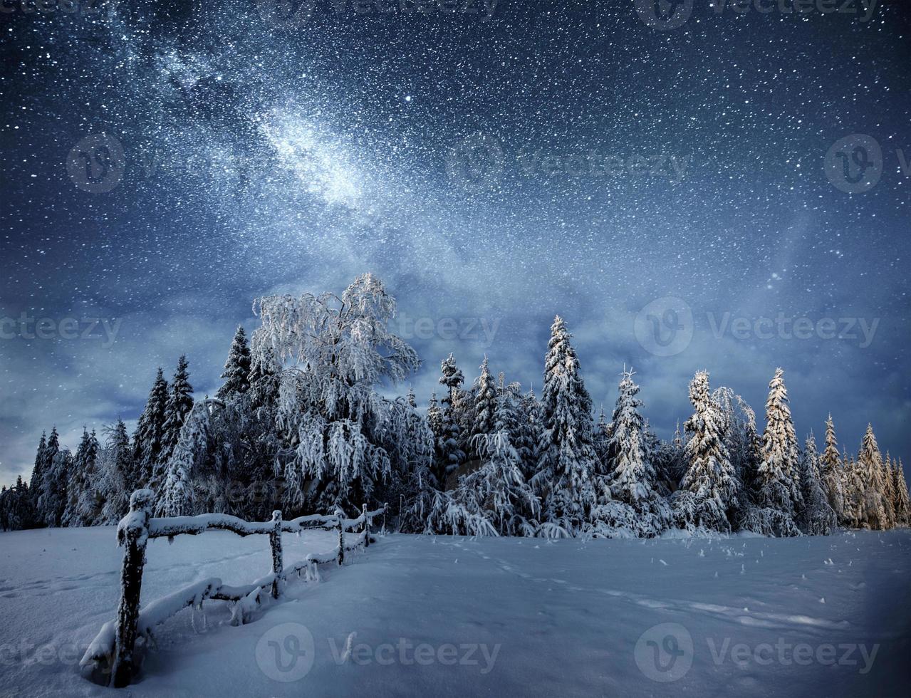 Winterlandschaft. Bergdorf in den ukrainischen Karpaten. lebendiger Nachthimmel mit Sternen und Nebel und Galaxie. Deep-Sky-Astrofoto foto