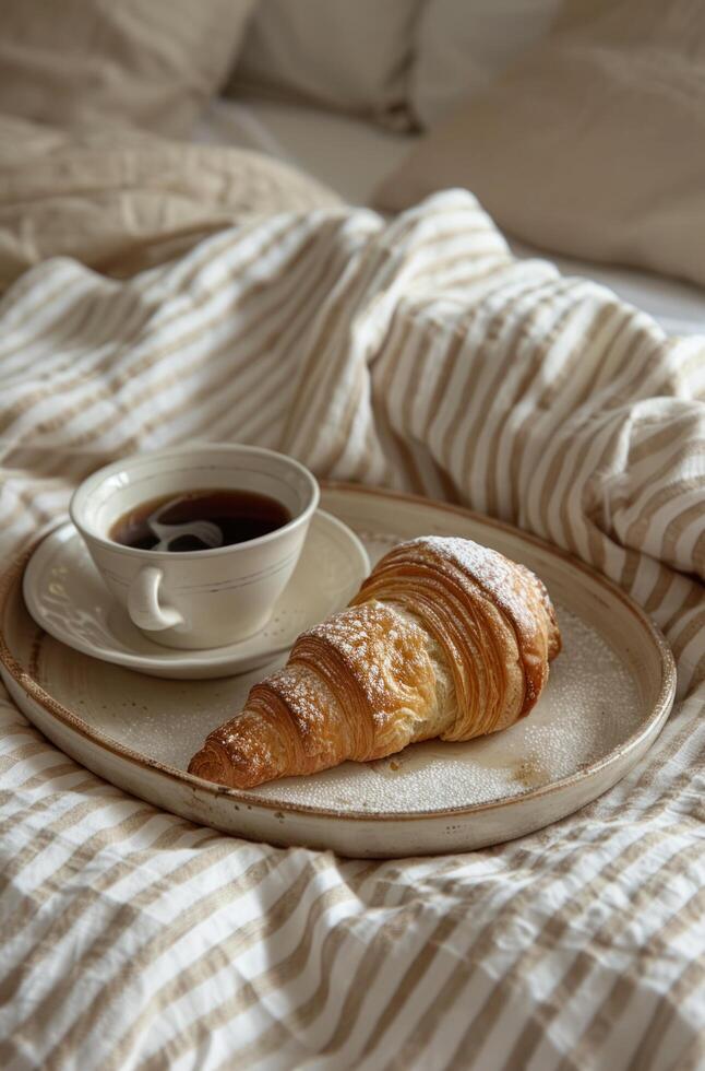 ai generiert Frühstück Croissant und Kaffee auf Tablett Über Bett foto